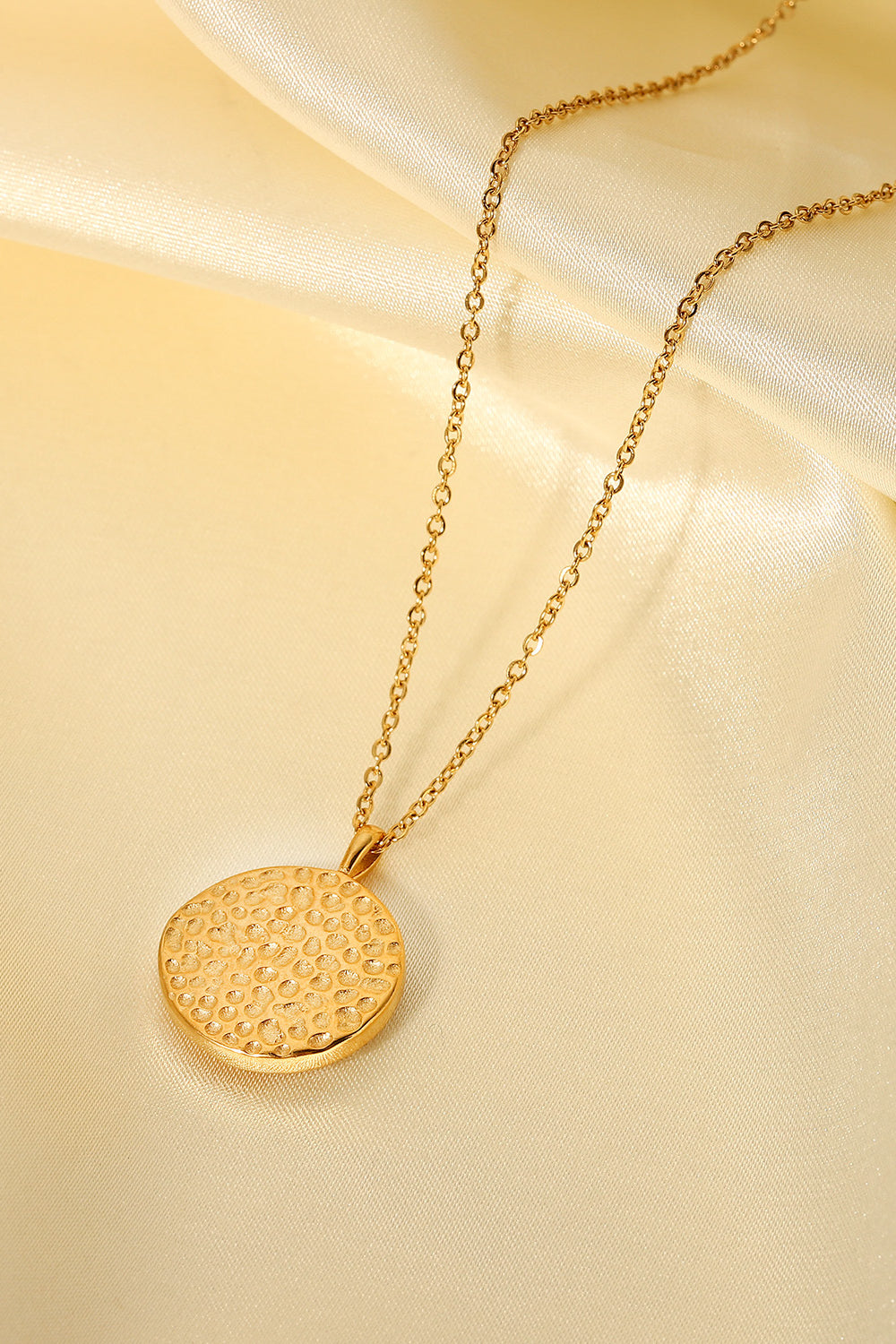 Elegante collana con ciondolo a forma di sole in oro