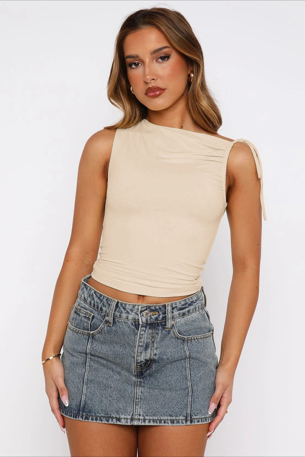 Top asimmetrico con spalle annodate