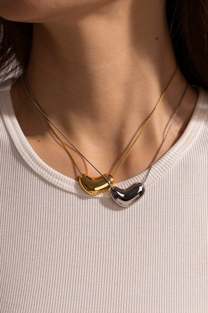 Collana moderna ed elegante con ciondolo a forma di cuore metallico