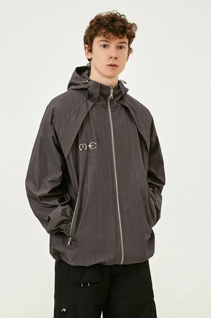 Giacca antivento con cappuccio leggera e versatile
