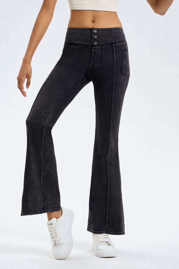 Jeans a gamba svasata con dettaglio bottoni