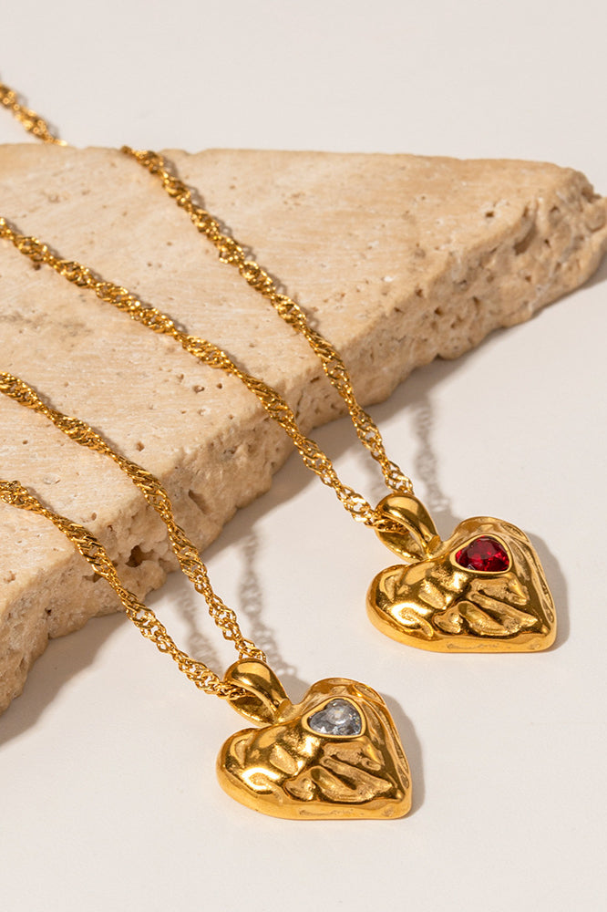 Collana con ciondolo a cuore in oro e pietra preziosa
