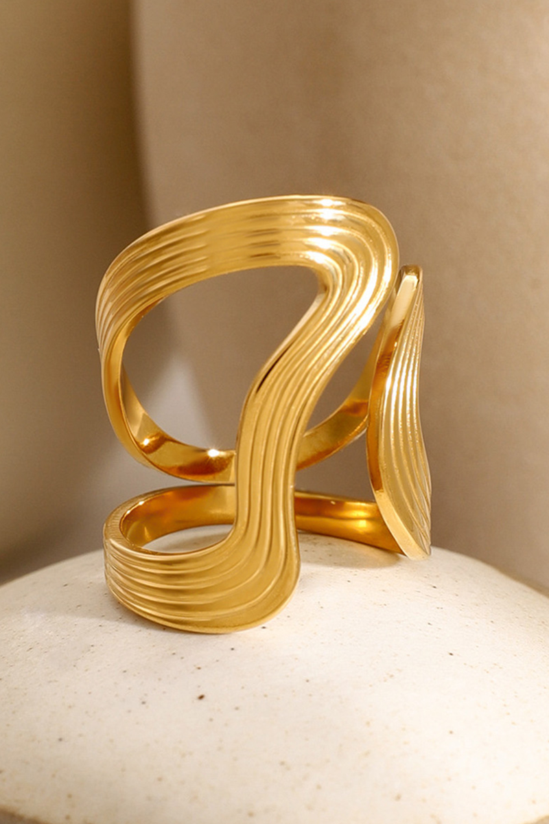 Anello scultoreo in acciaio al titanio placcato oro