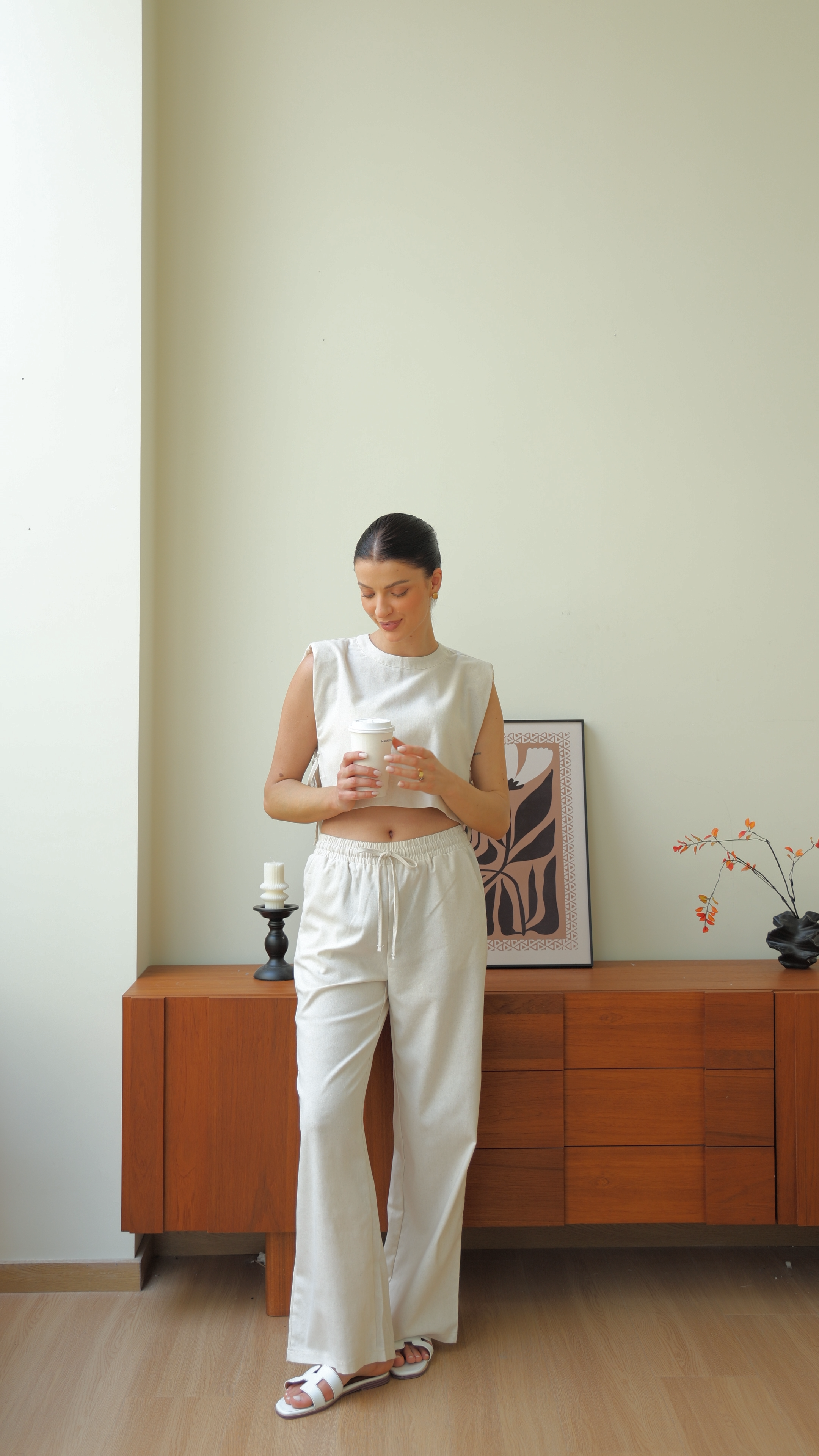 Top corto casual chic beige e pantaloni a gamba larga