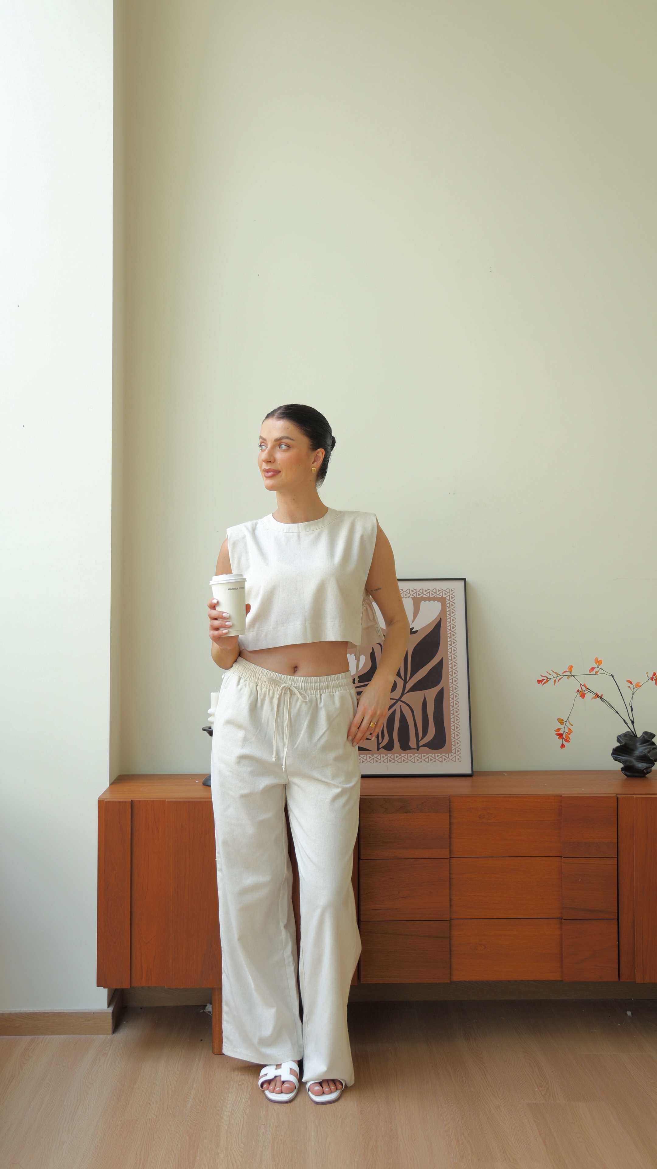 Top corto casual chic beige e pantaloni a gamba larga