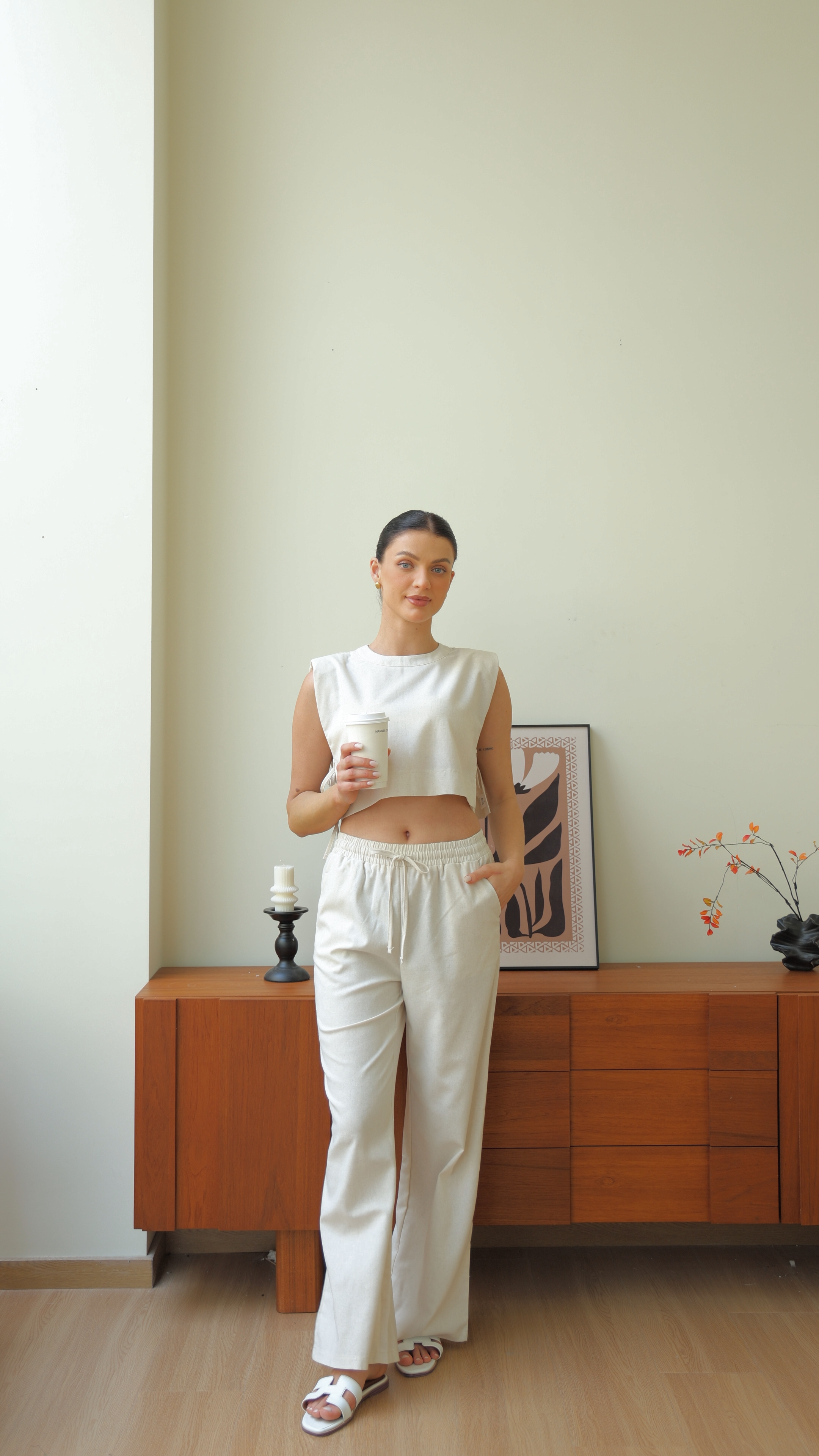 Top corto casual chic beige e pantaloni a gamba larga