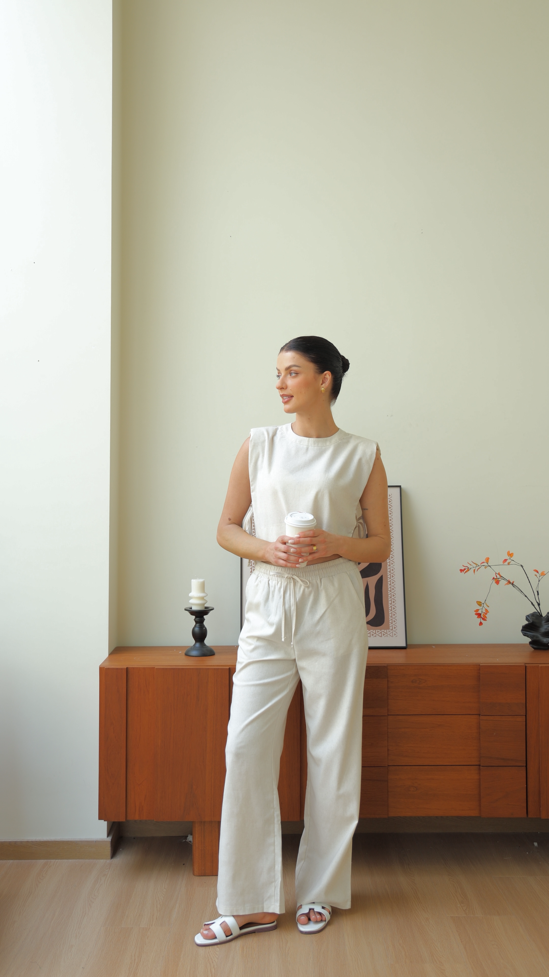 Top corto casual chic beige e pantaloni a gamba larga