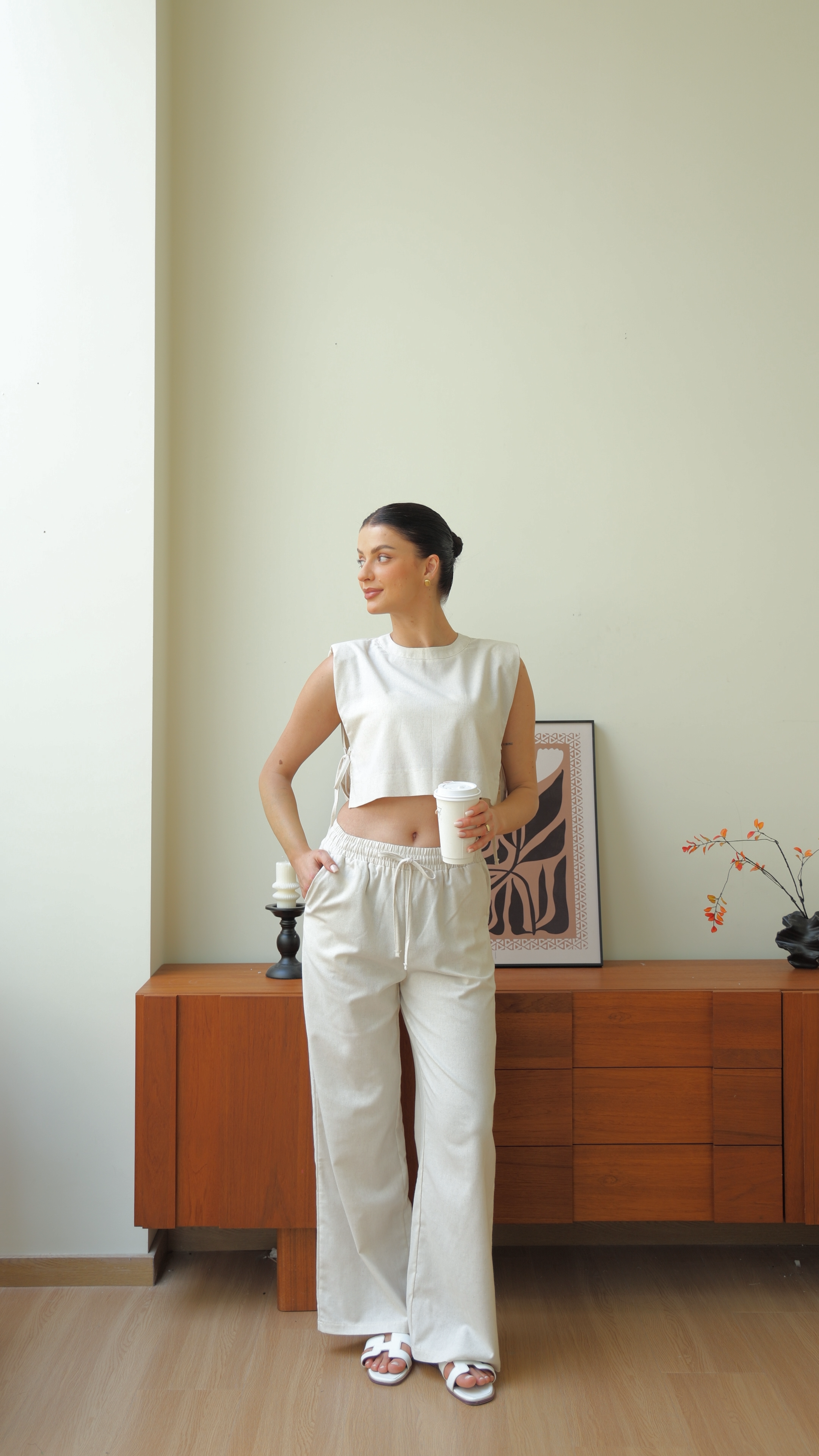 Top corto casual chic beige e pantaloni a gamba larga