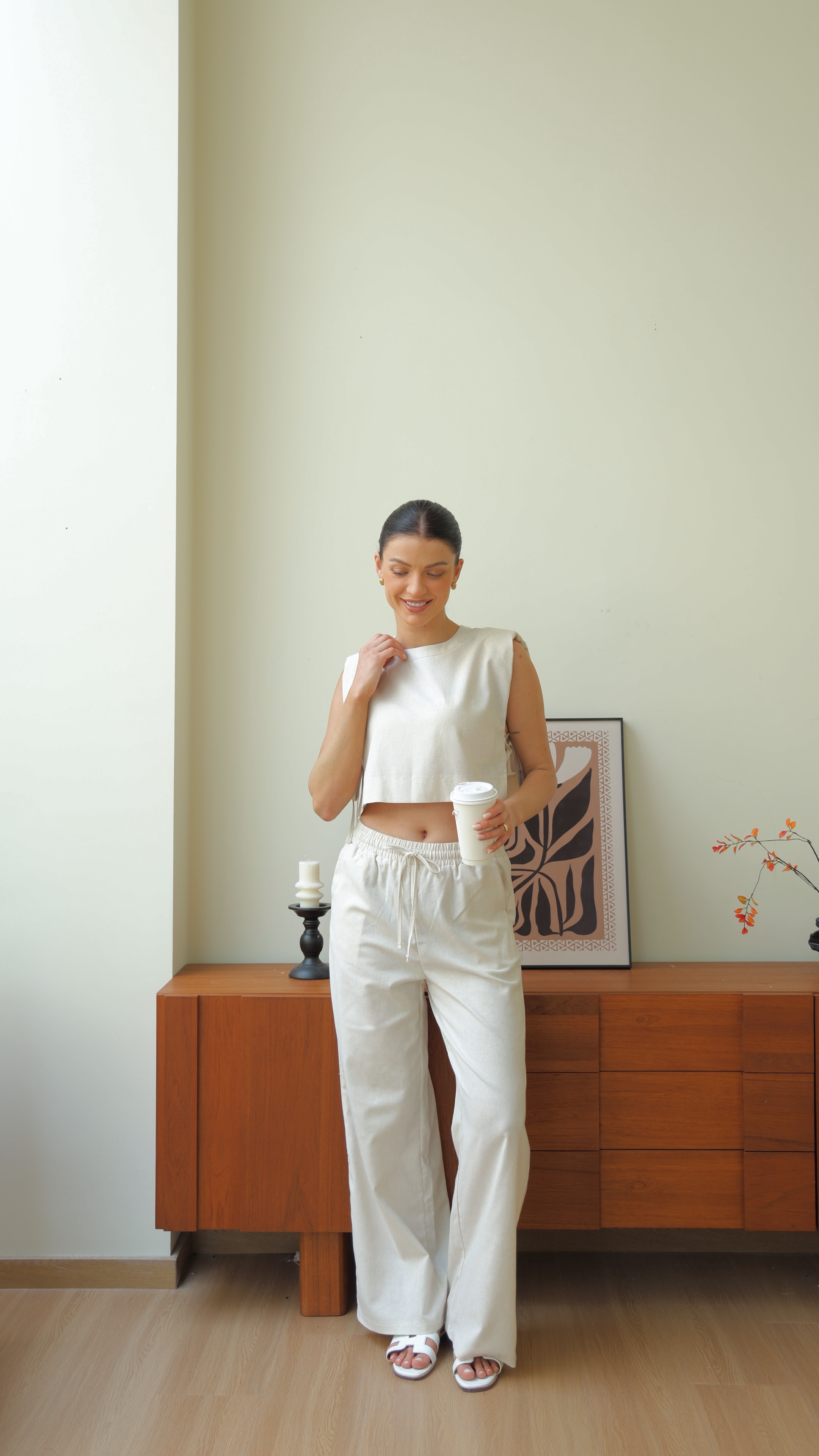 Top corto casual chic beige e pantaloni a gamba larga