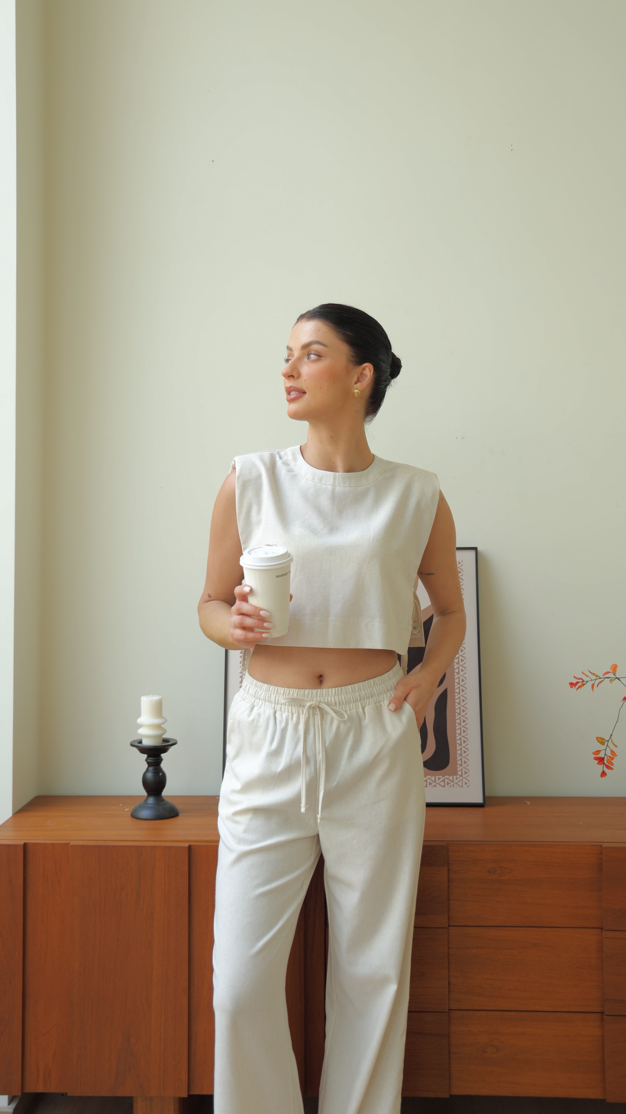 Top corto casual chic beige e pantaloni a gamba larga