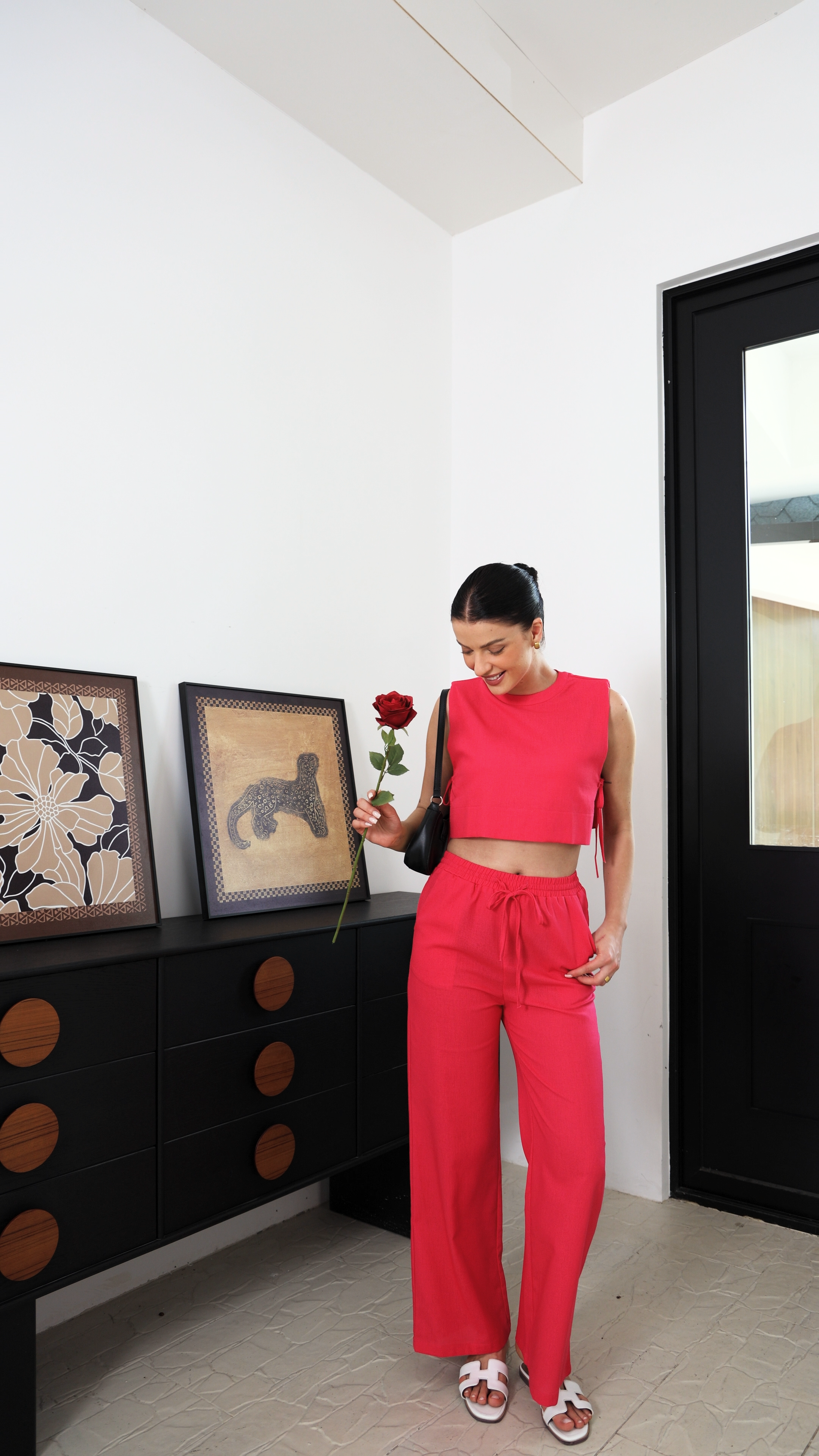 Top corto casual chic rosso e pantaloni a gamba larga (copia)