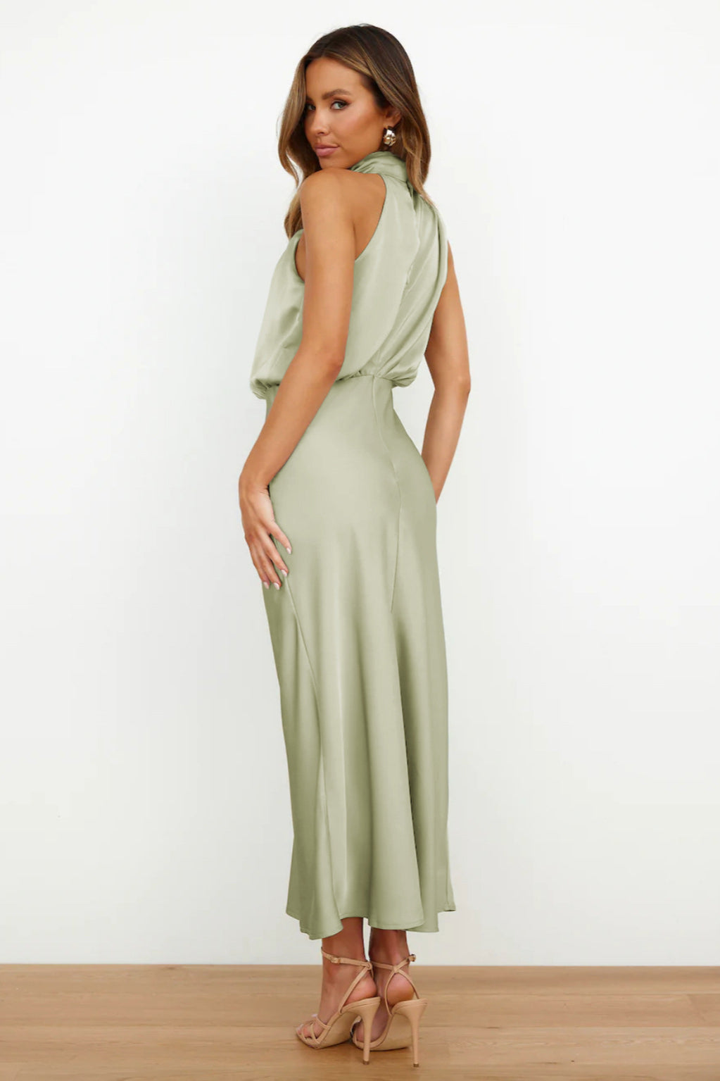 Elegante abito verde chiaro con scollo all'americana
