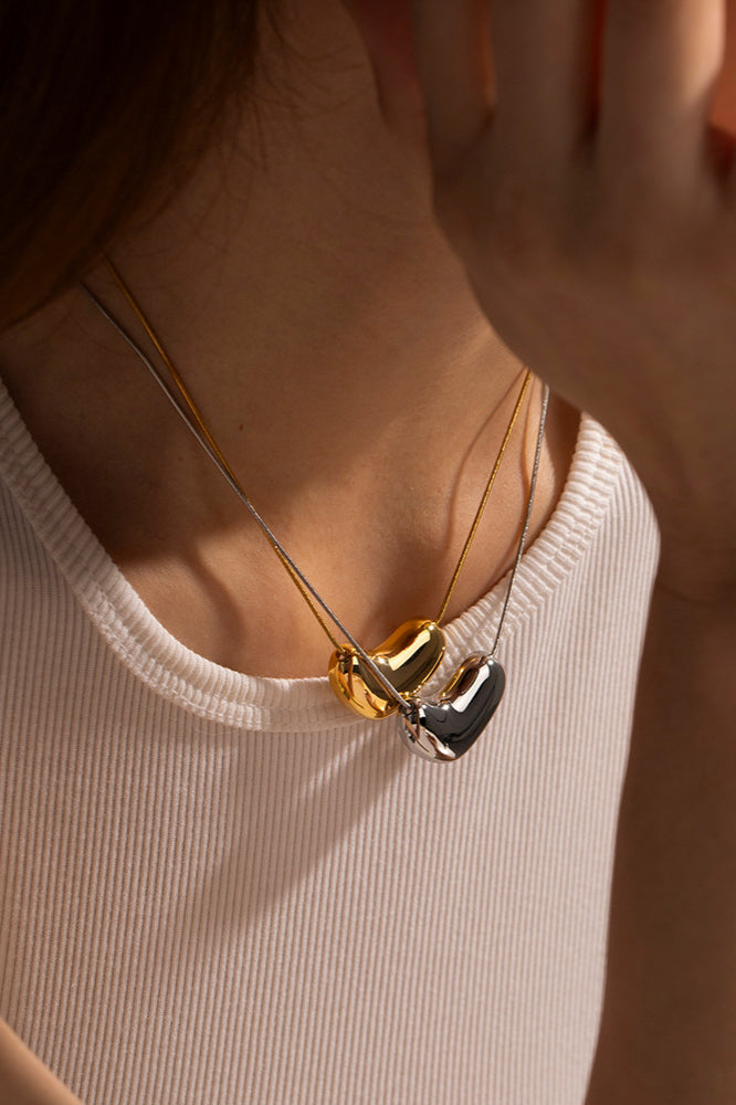 Collana moderna ed elegante con ciondolo a forma di cuore metallico