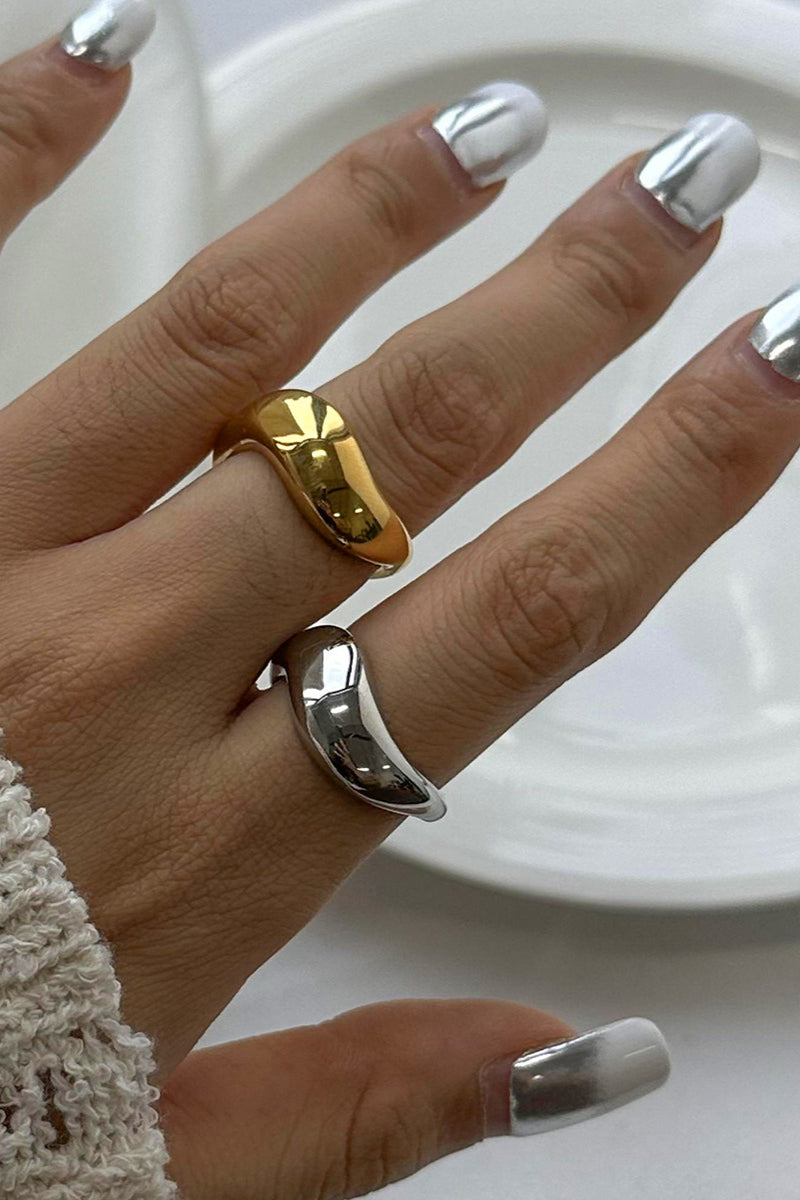 Elegante e classico anello a fascia in oro/argento