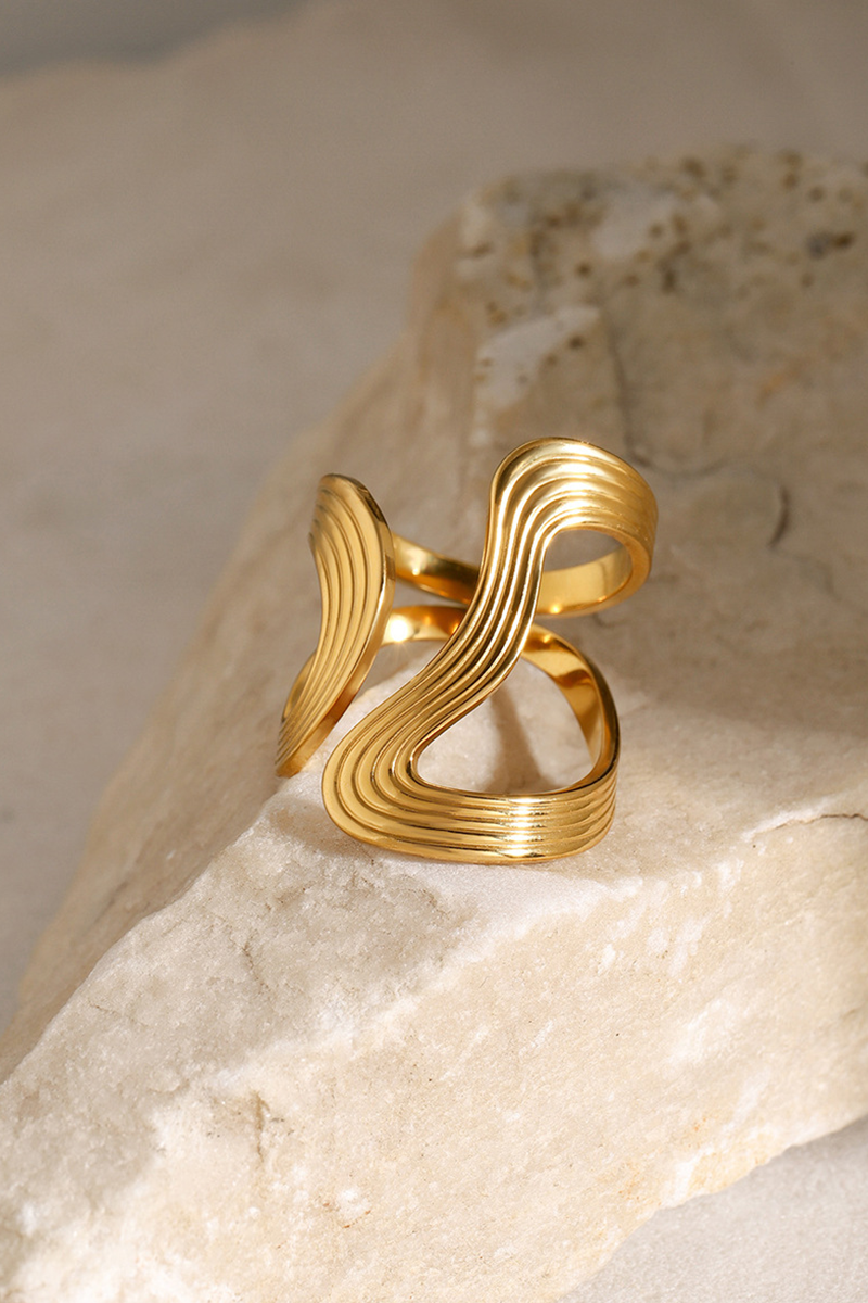 Anello scultoreo in acciaio al titanio placcato oro