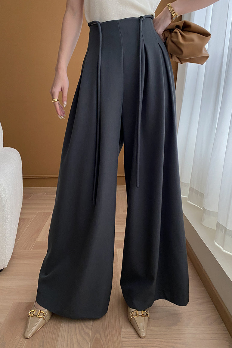 Lussuosi pantaloni a vita alta e gamba larga
