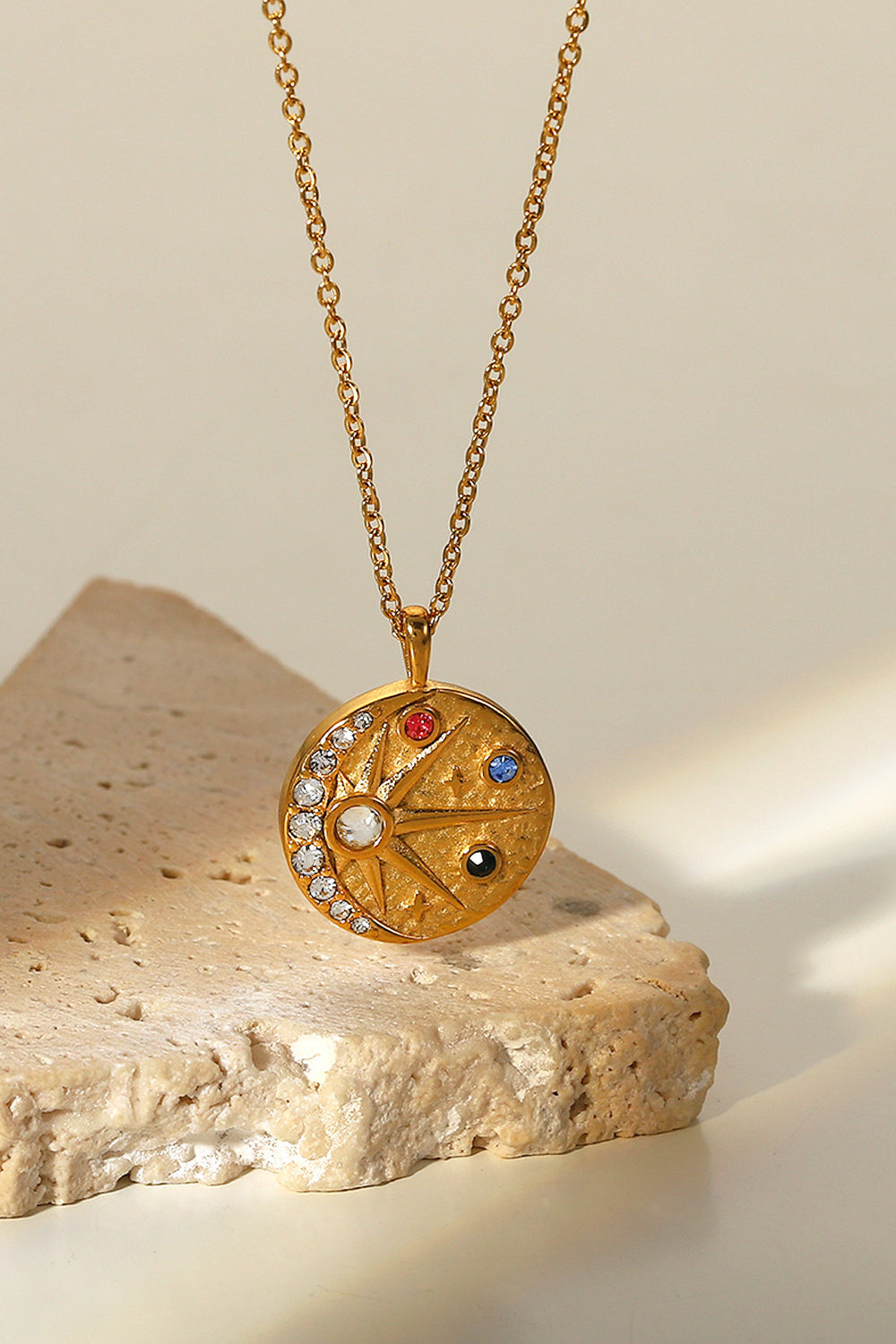 Elegante collana con ciondolo a forma di sole in oro