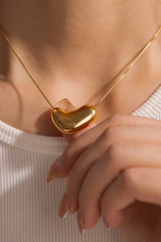 Collana moderna ed elegante con ciondolo a forma di cuore metallico