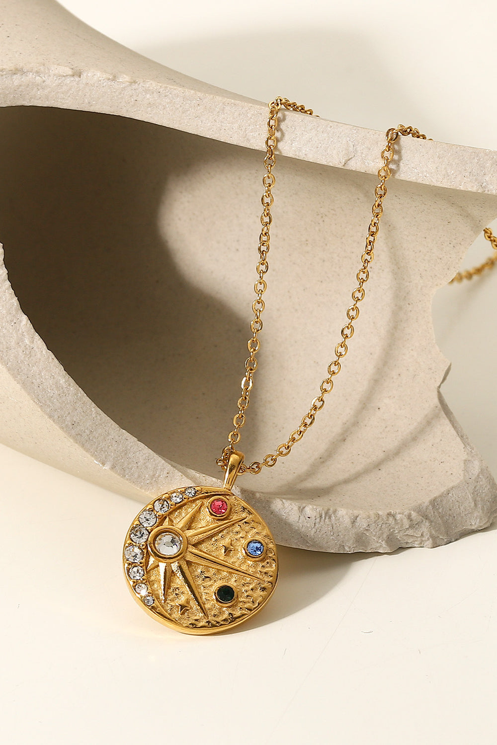 Elegante collana con ciondolo a forma di sole in oro