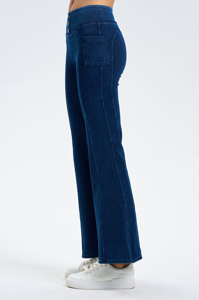 Jeans a gamba svasata con dettaglio bottoni