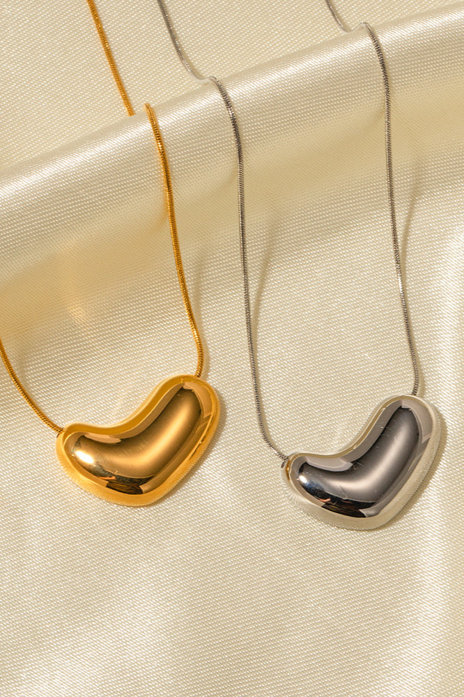 Collana moderna ed elegante con ciondolo a forma di cuore metallico