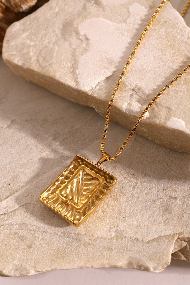 Elegante collana con ciondolo in oro da donna per occasioni speciali