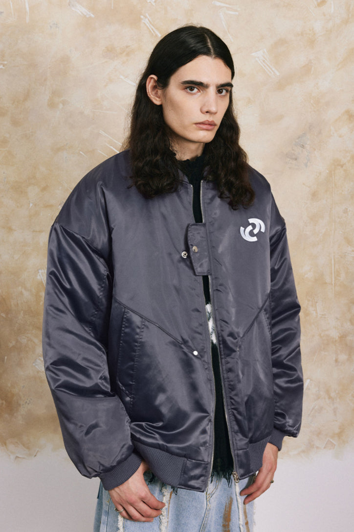 Elegante bomber con bottoni automatici