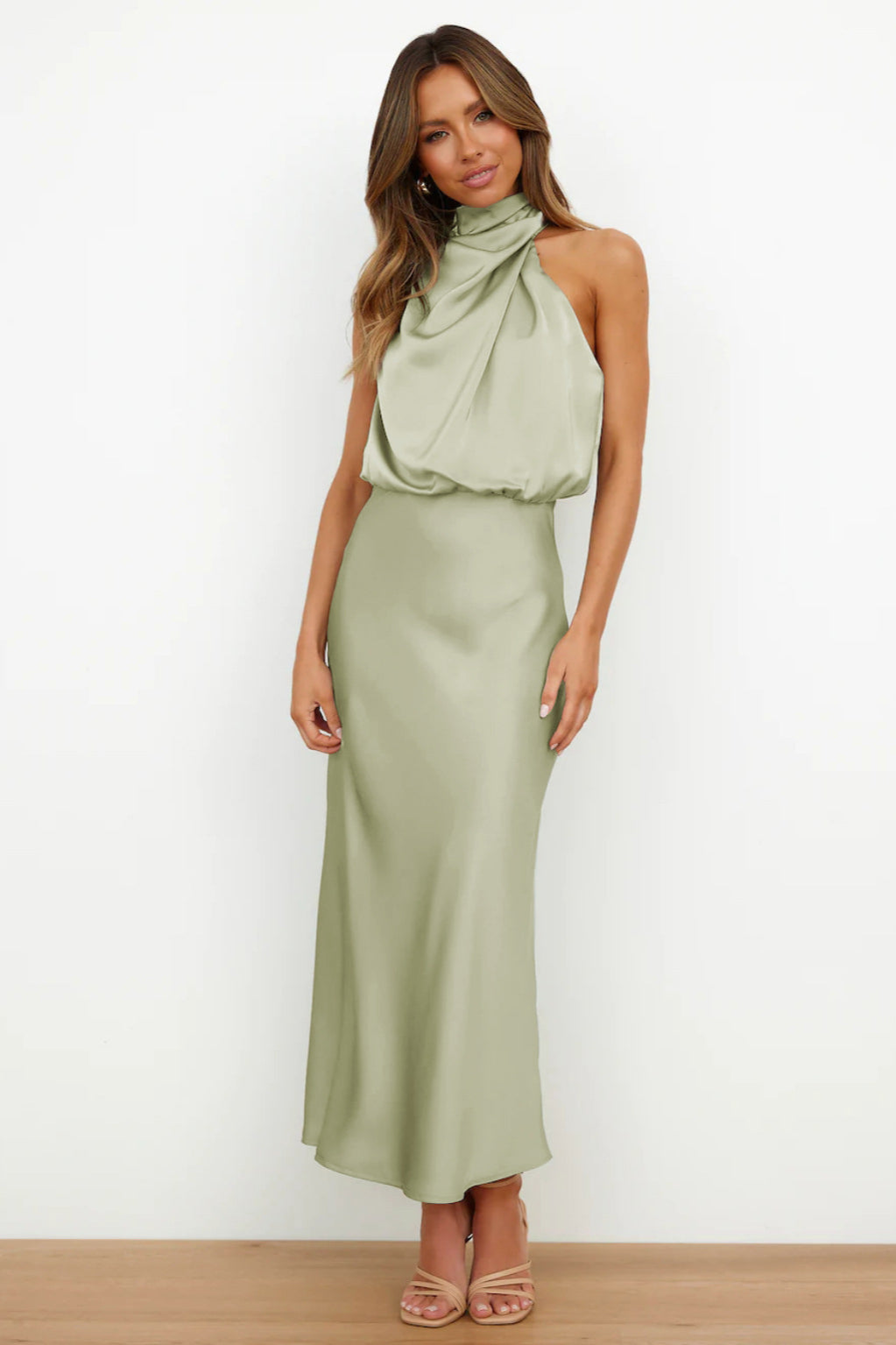 Elegante abito verde chiaro con scollo all'americana