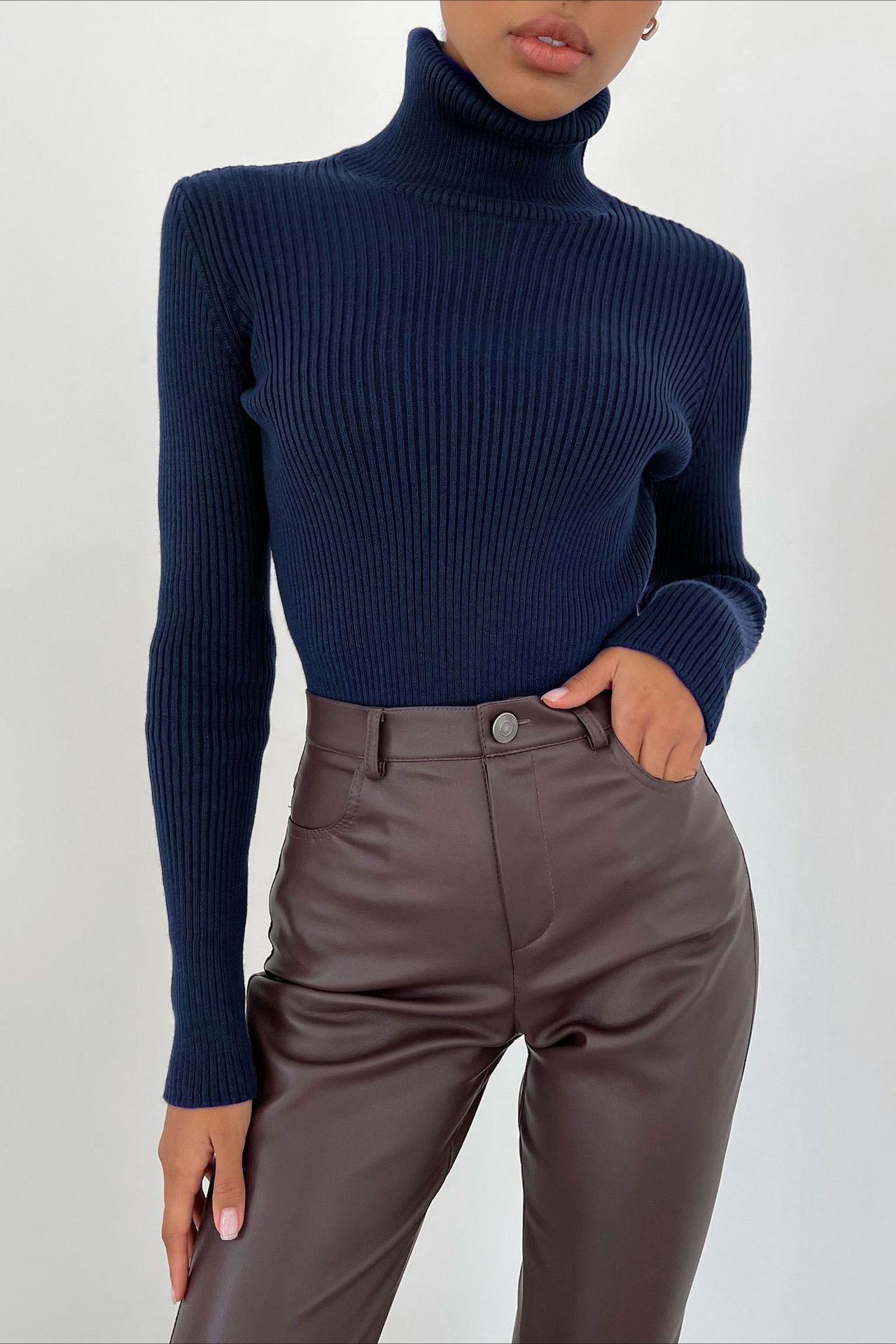 Maglione a collo alto a coste Eterna Contour