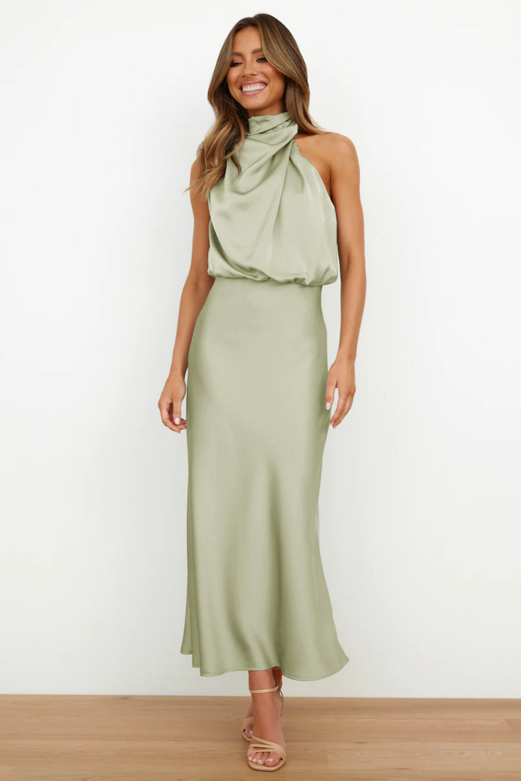 Elegante abito verde chiaro con scollo all'americana