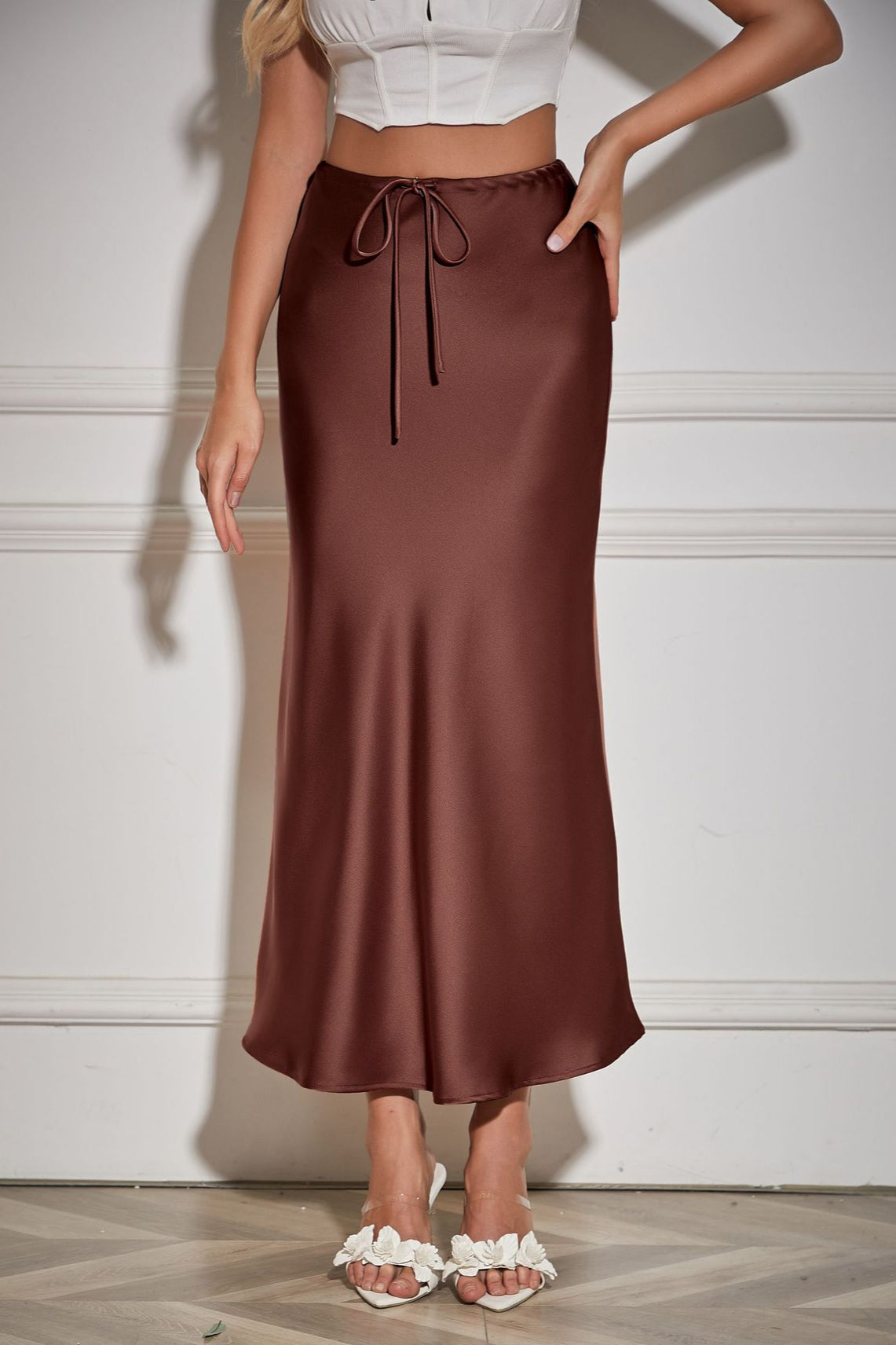 Elegante gonna lunga color moka con cintura in vita