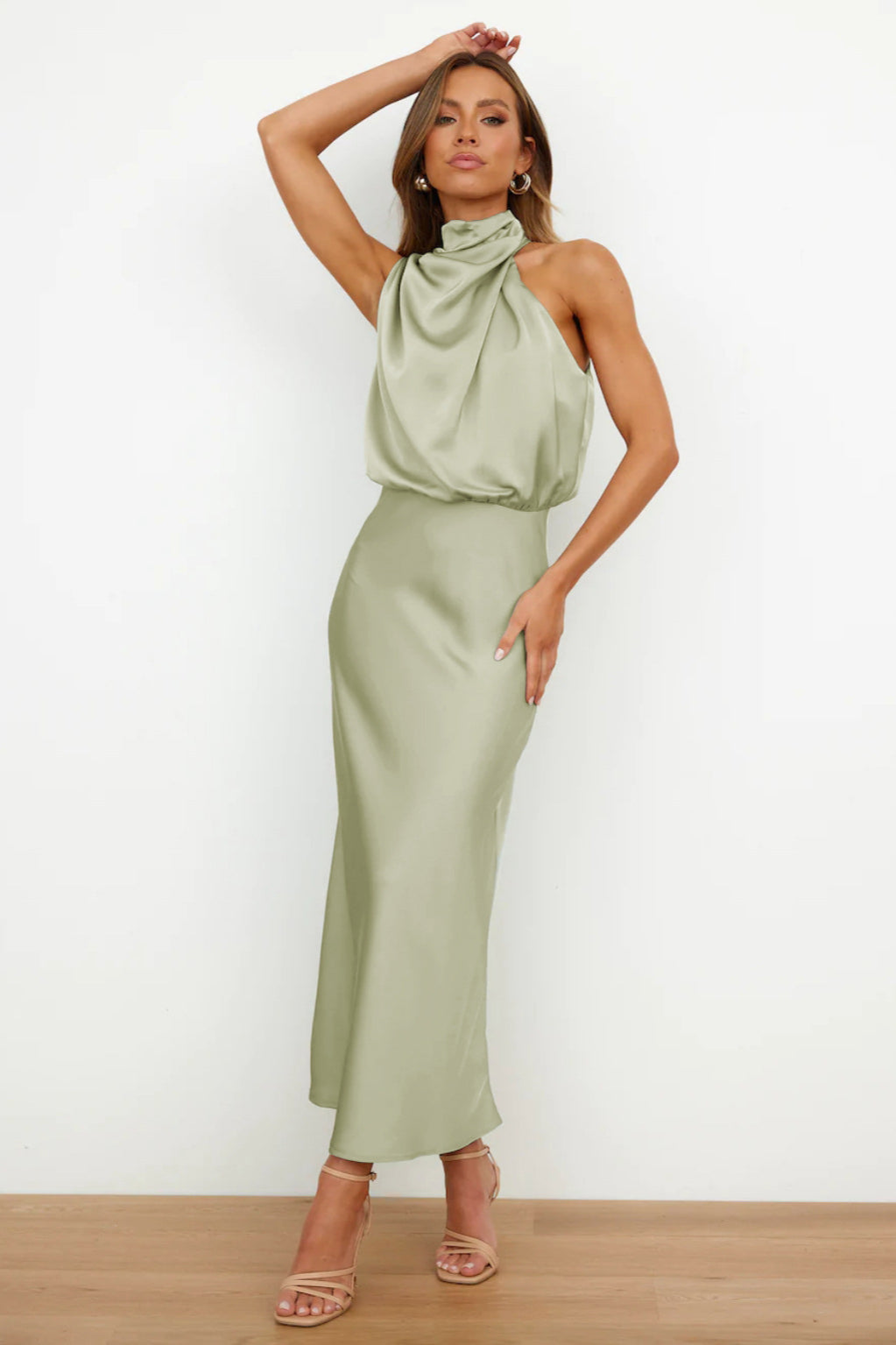 Elegante abito verde chiaro con scollo all'americana