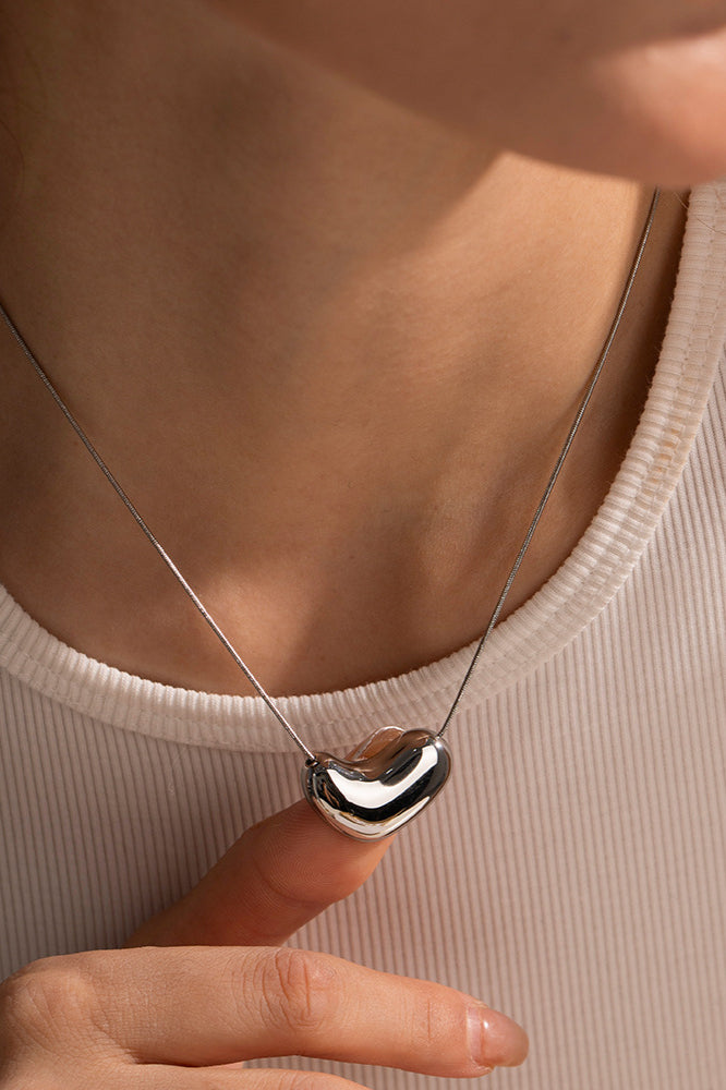 Collana moderna ed elegante con ciondolo a forma di cuore metallico