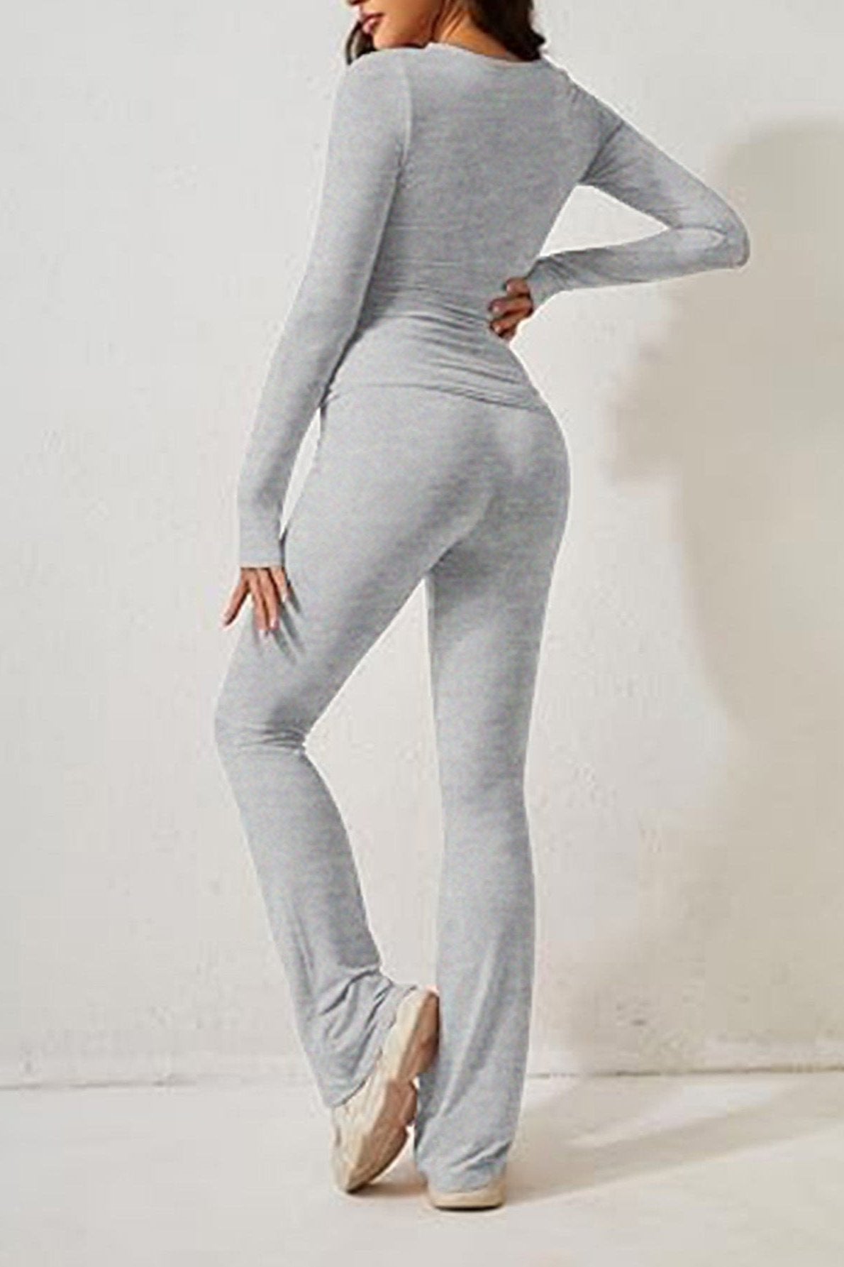 Completo due pezzi grigio a maniche lunghe crop top e pantaloni svasati