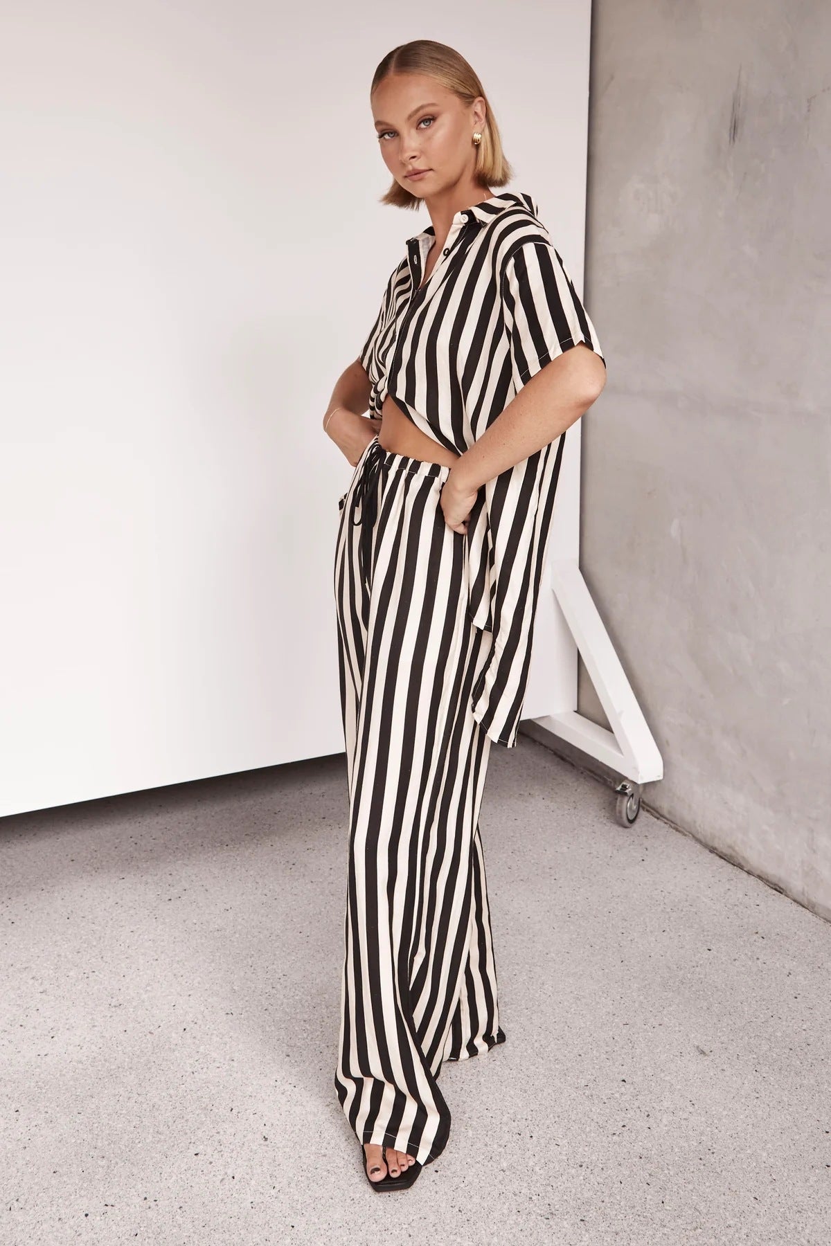 Set polo e pantaloni casual a righe larghe