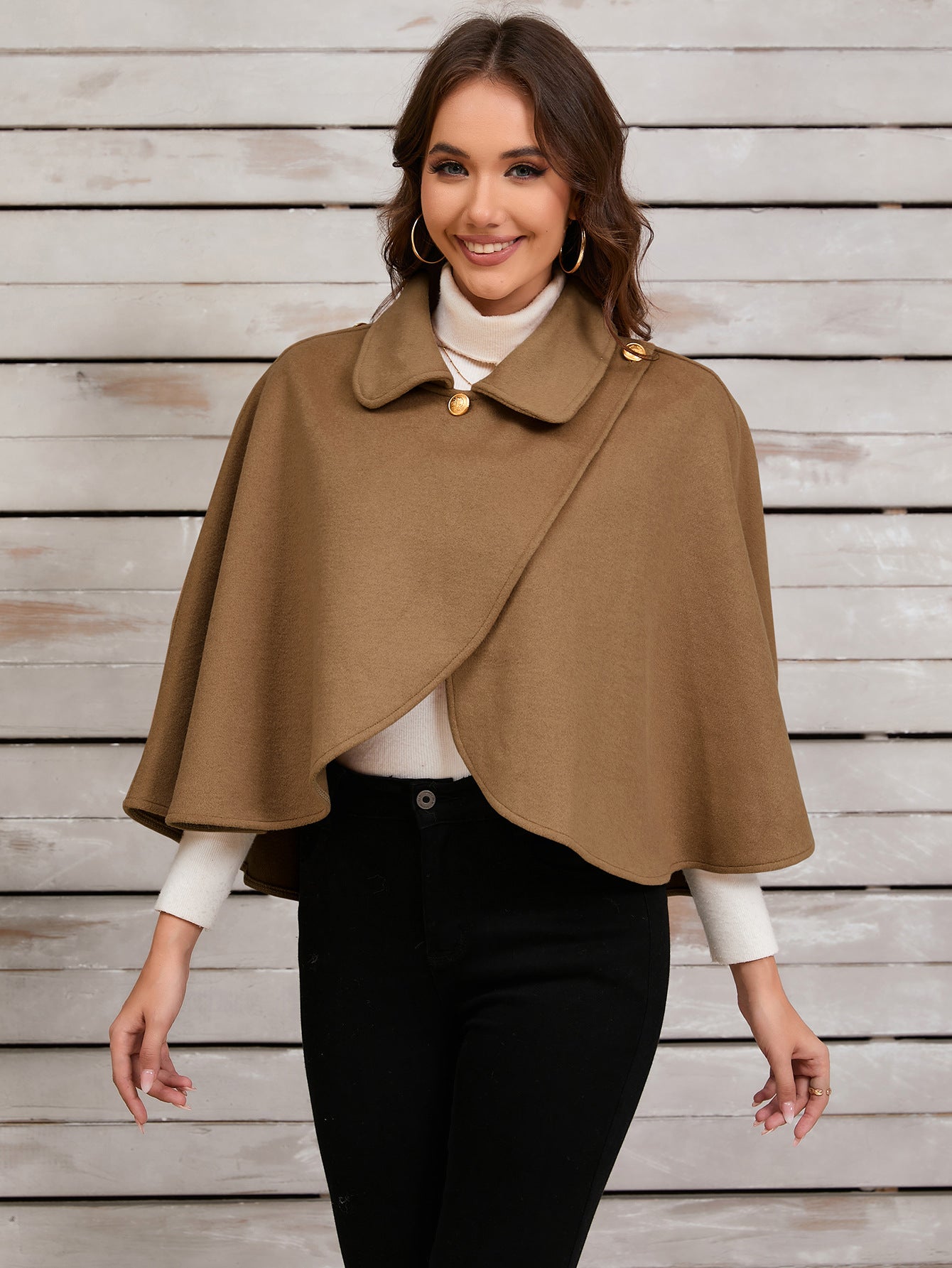 Elegante mantello cammello con elegante bottone dorato per occasioni sofisticate