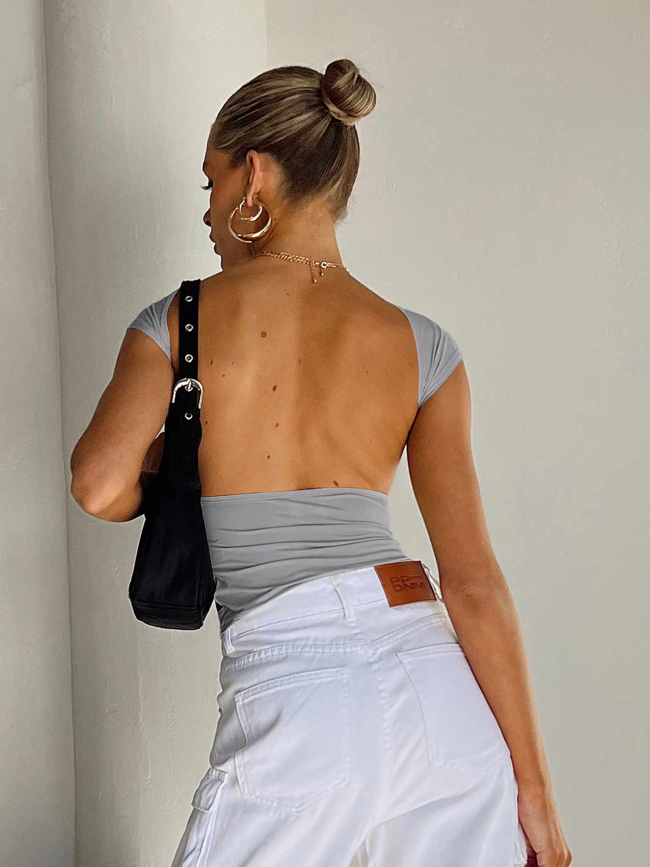 Top corto traspirante aderente con schiena scoperta, elegante e sexy, grigio