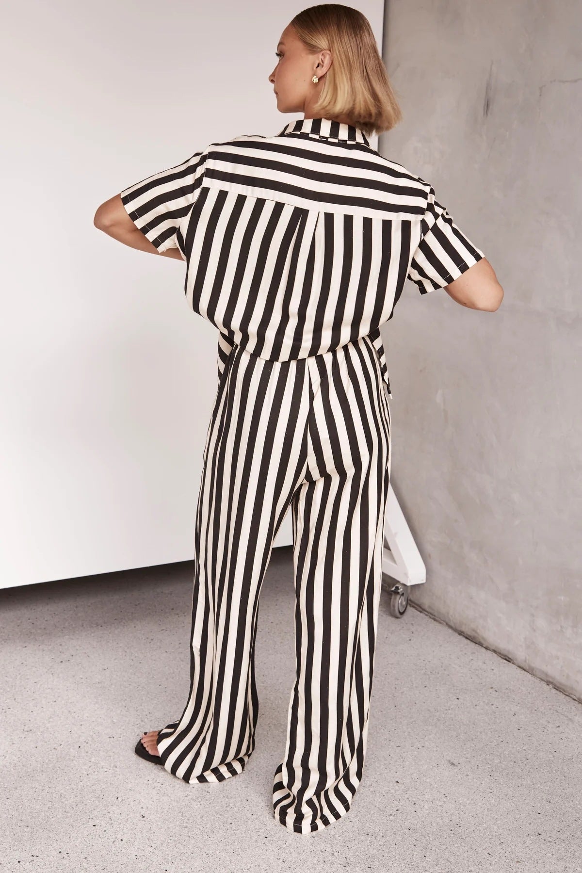 Set polo e pantaloni casual a righe larghe