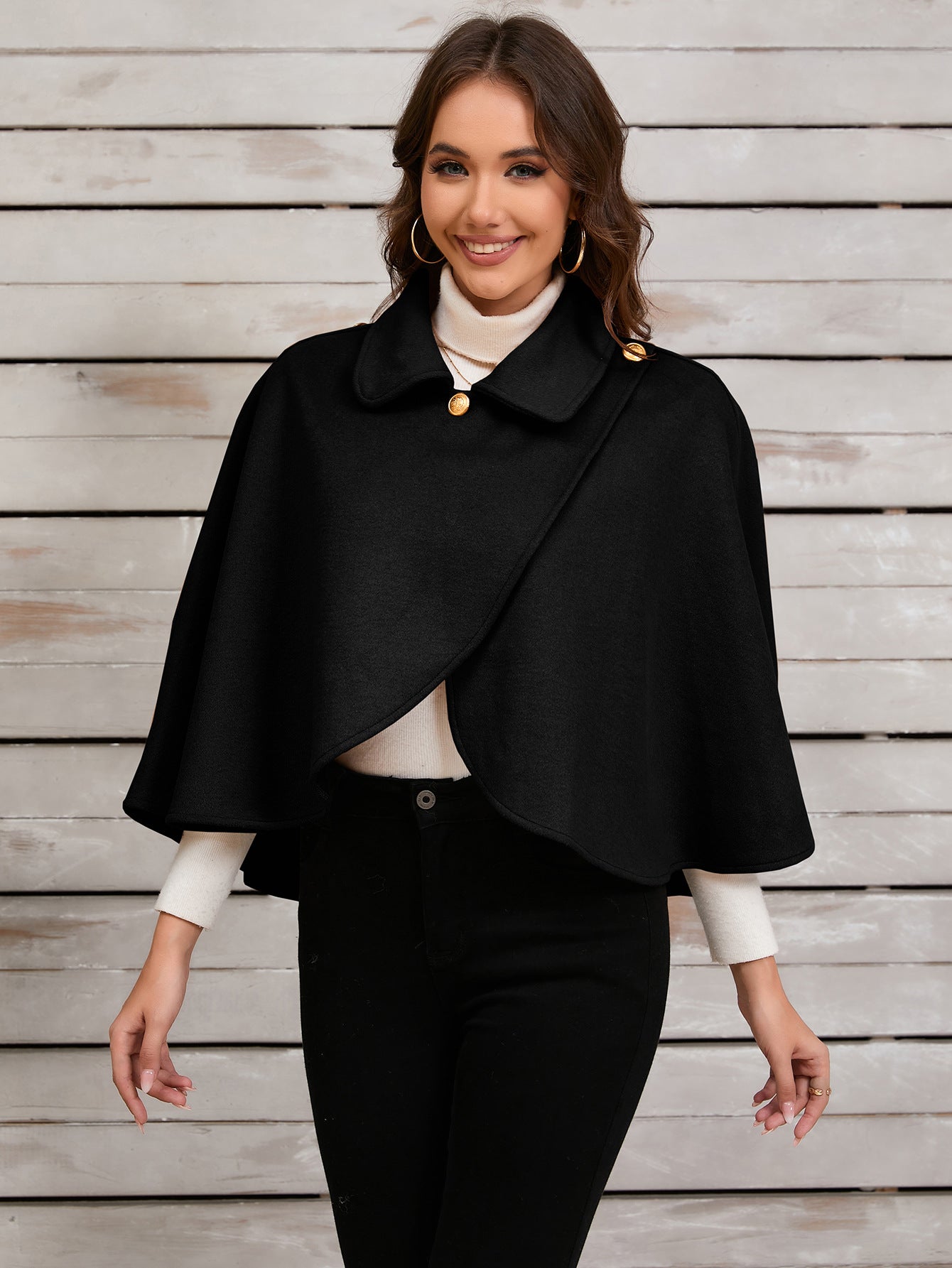 Elegante mantello cammello con elegante bottone dorato per occasioni sofisticate