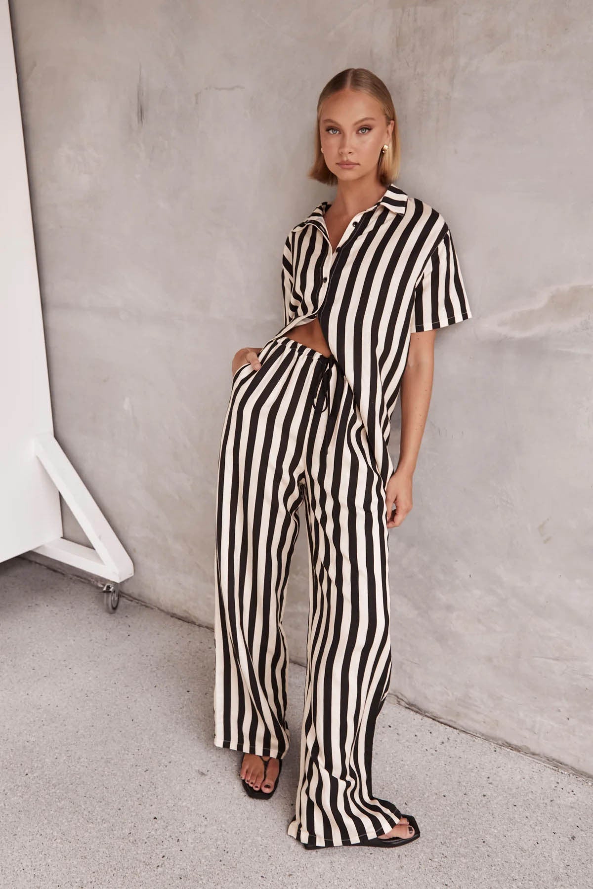 Set polo e pantaloni casual a righe larghe