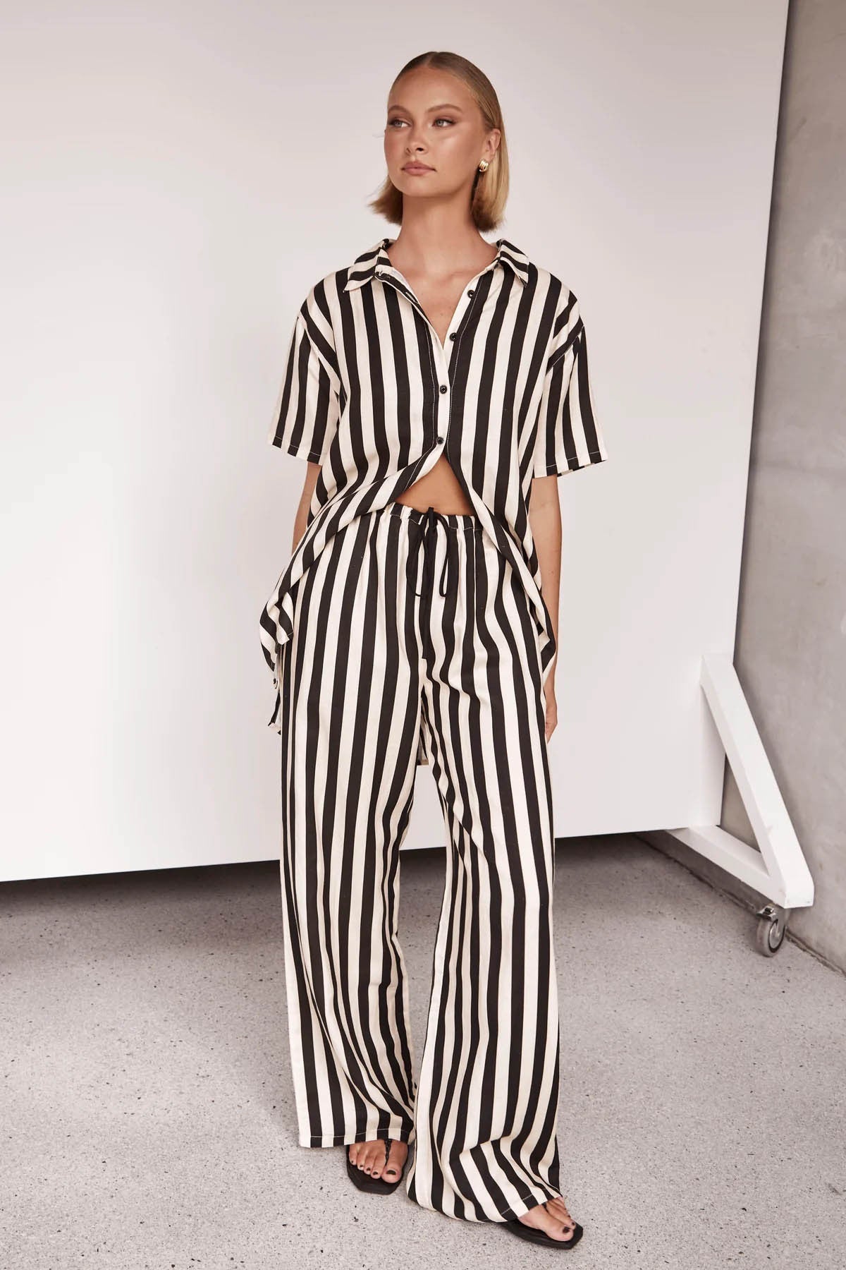 Set polo e pantaloni casual a righe larghe