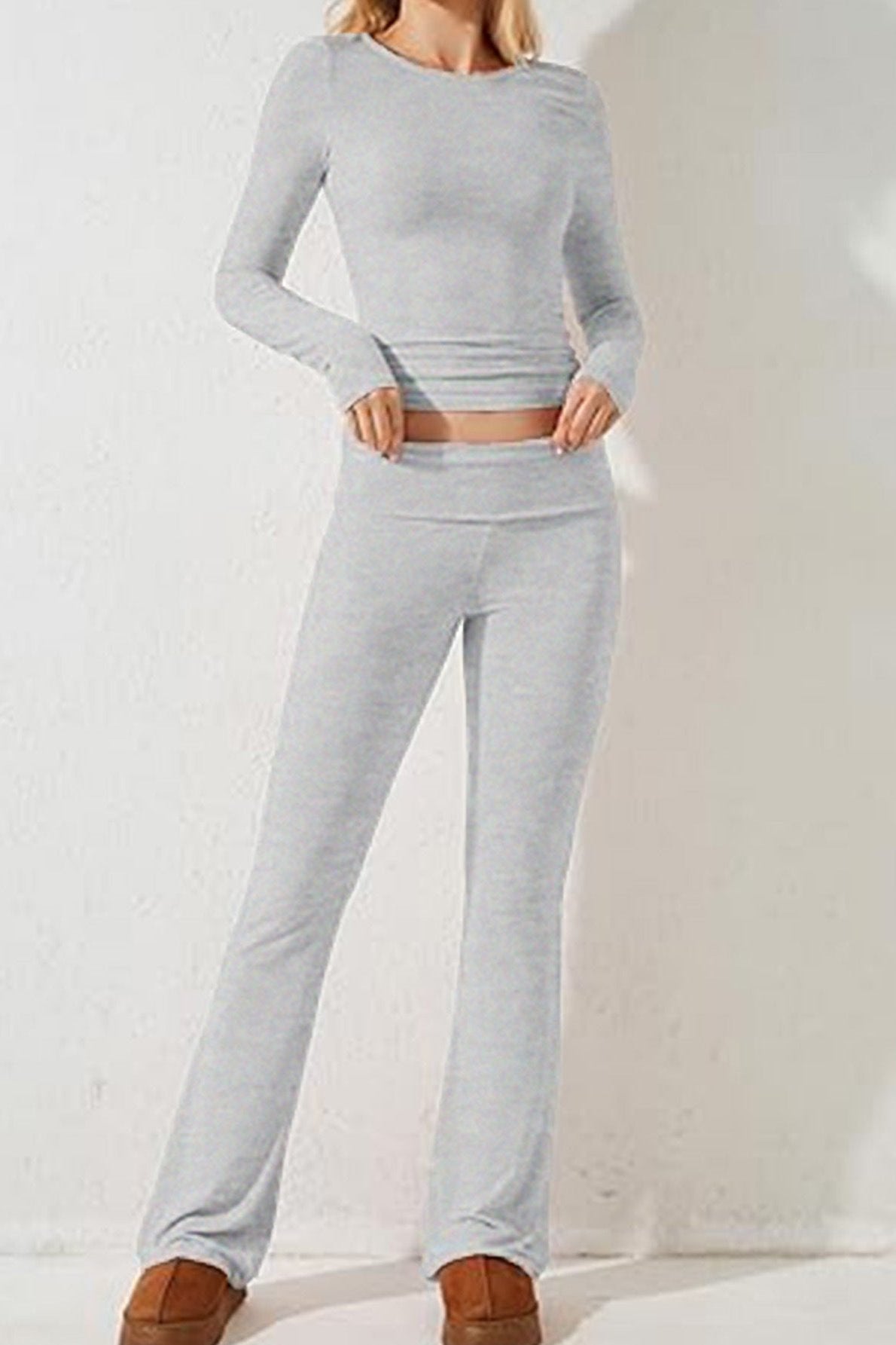 Completo due pezzi grigio a maniche lunghe crop top e pantaloni svasati