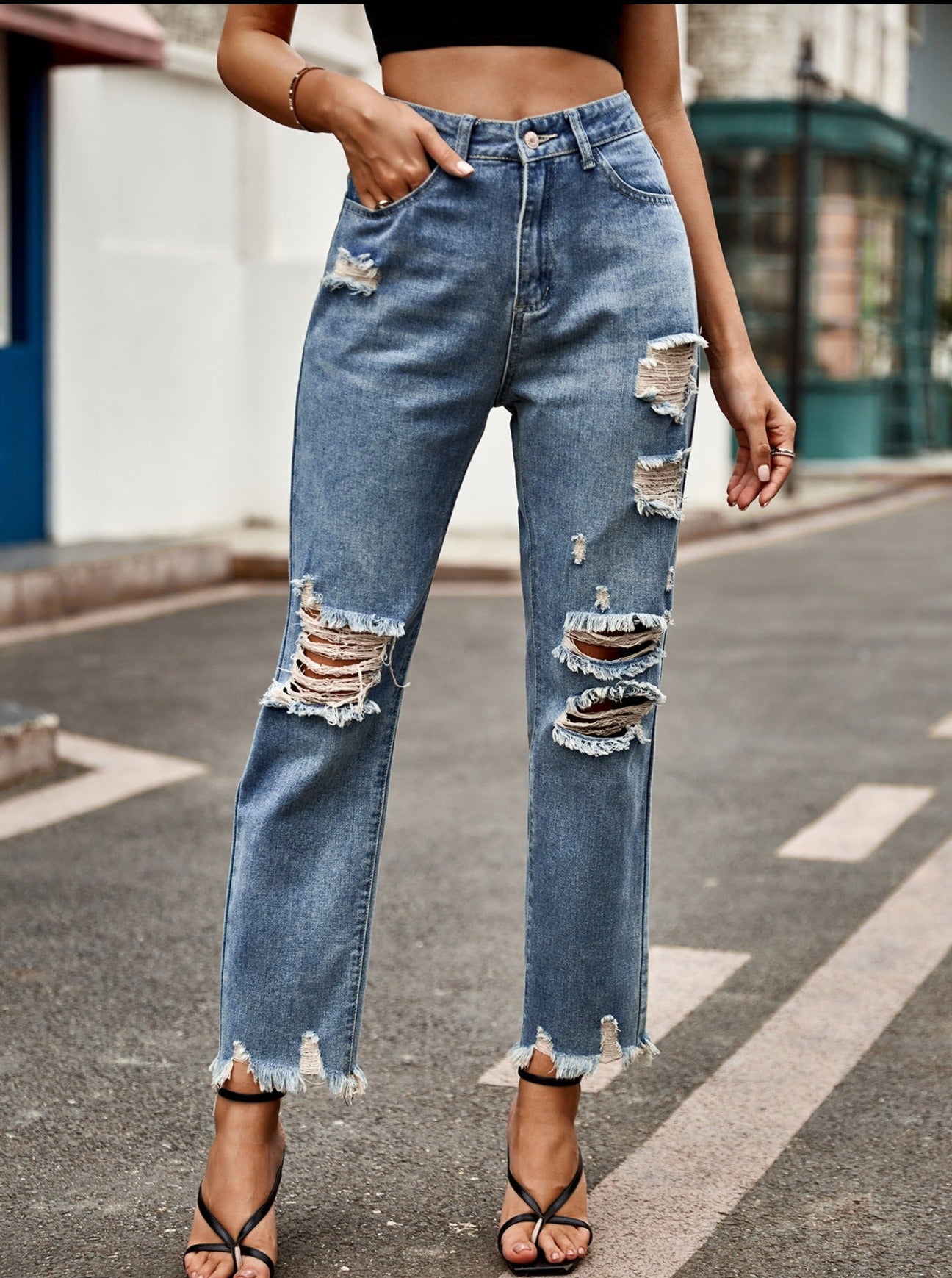 Jeans in denim svasato strappato con bottoni a vita alta