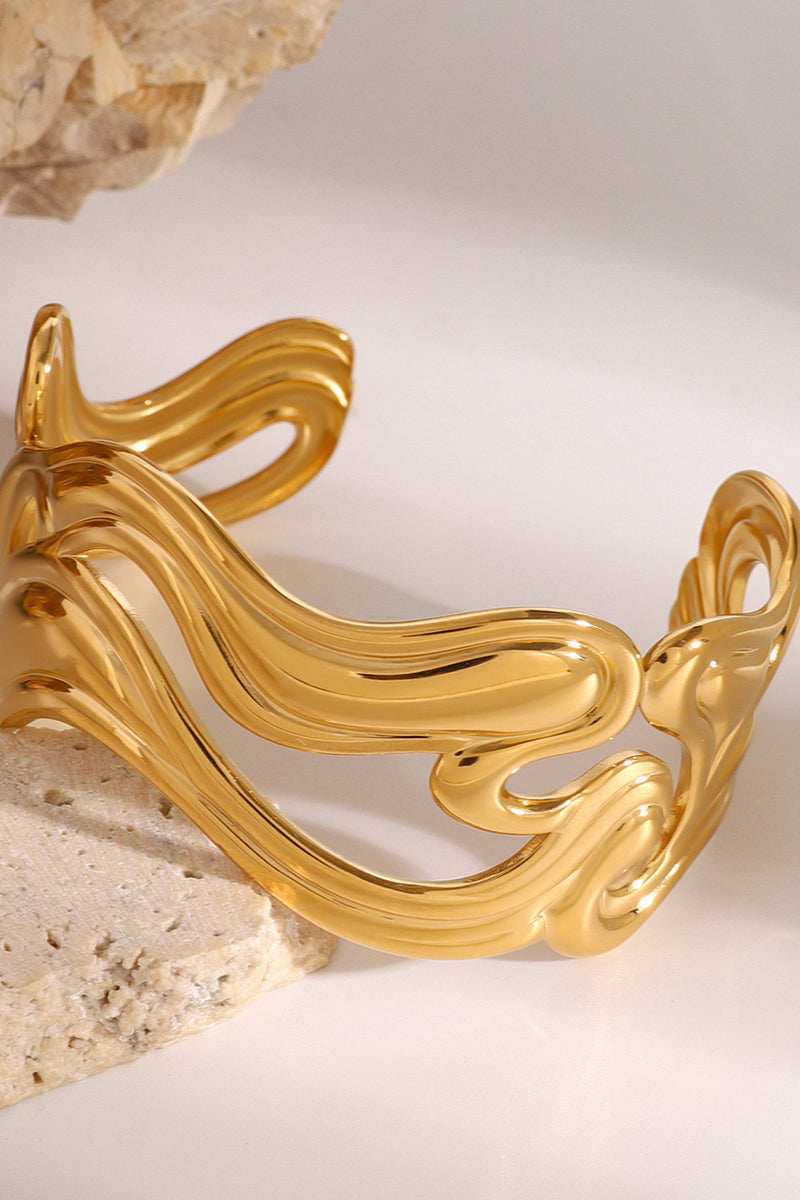 Bracciale rigido aperto scultoreo in oro