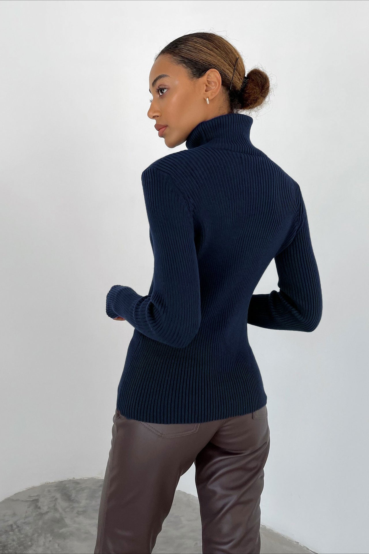 Maglione a collo alto a coste Eterna Contour
