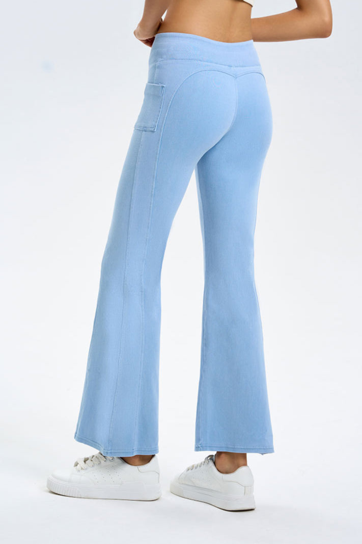 Jeans a gamba svasata con dettaglio bottoni