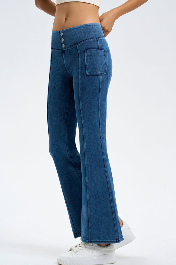 Jeans a gamba svasata con dettaglio bottoni
