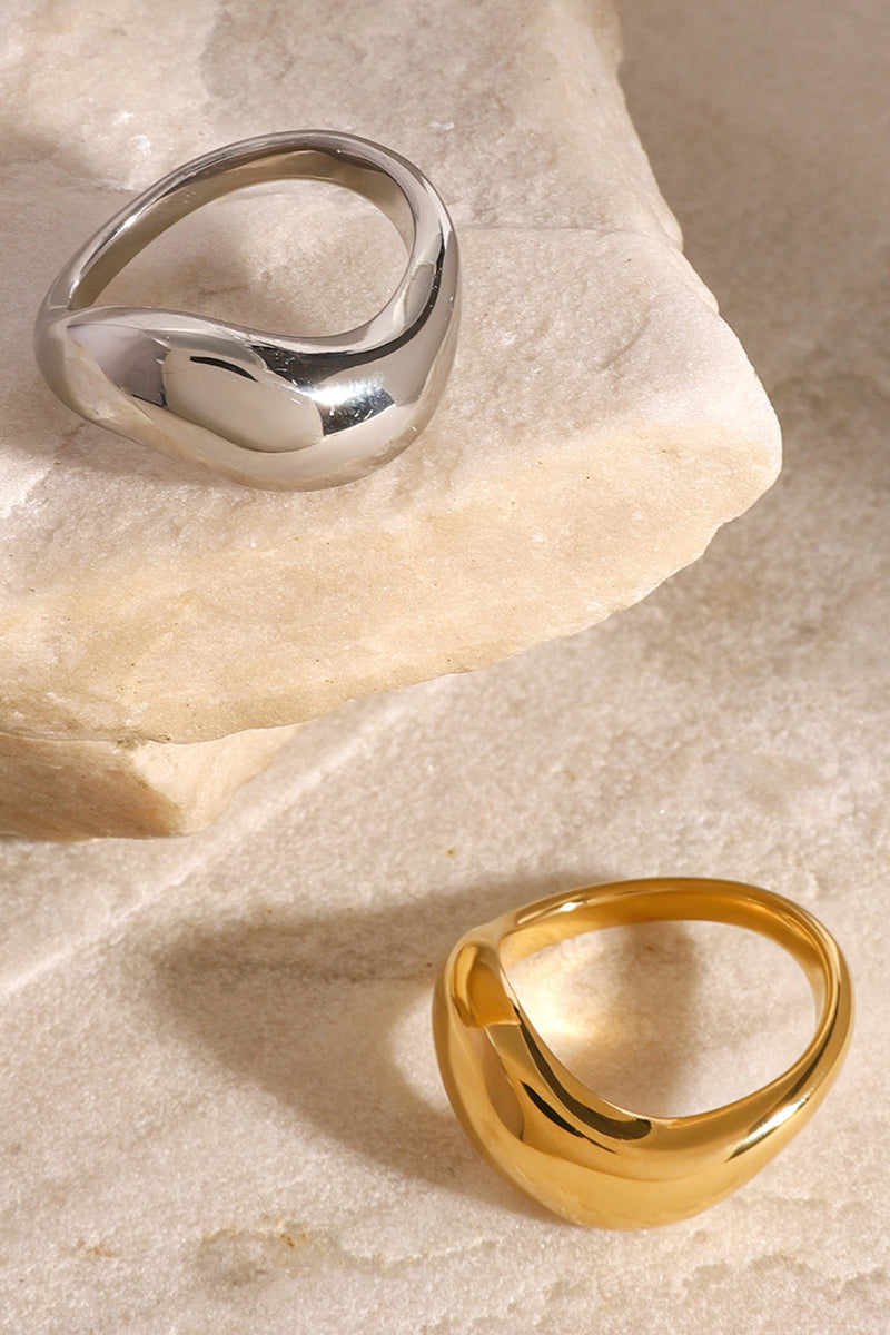 Elegante e classico anello a fascia in oro/argento
