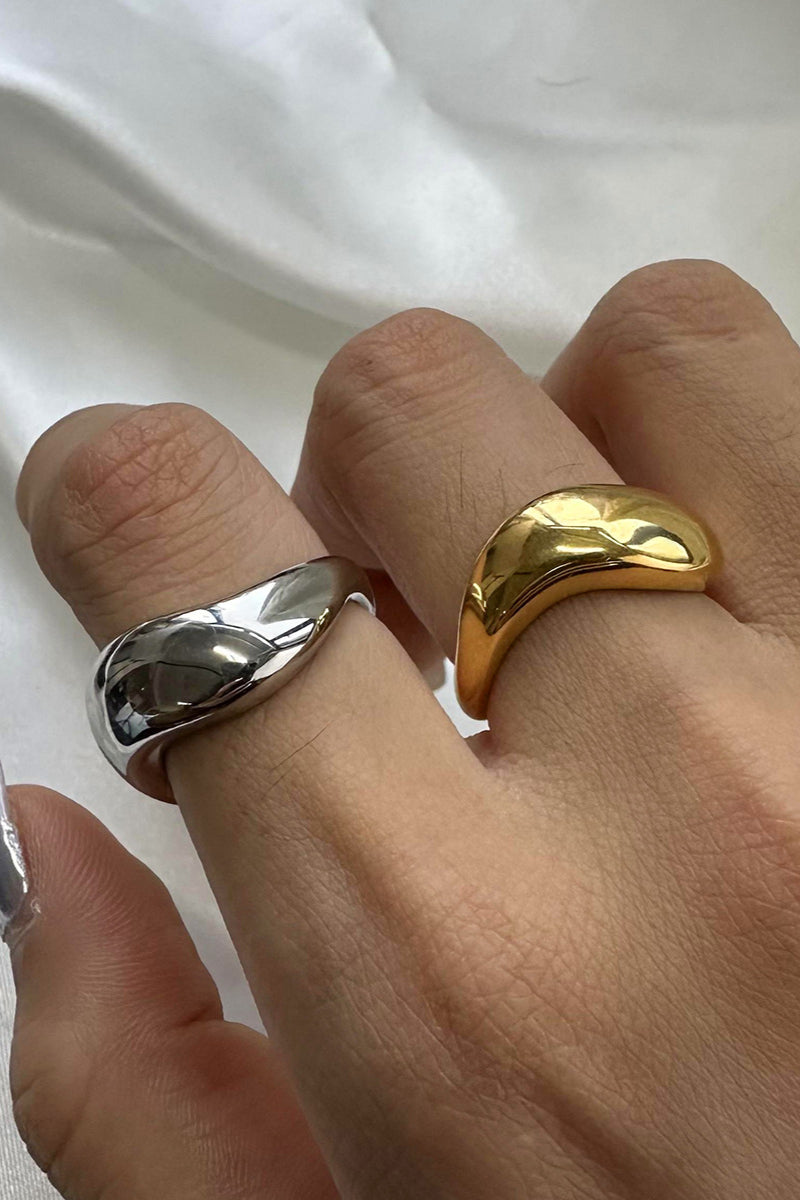 Elegante e classico anello a fascia in oro/argento