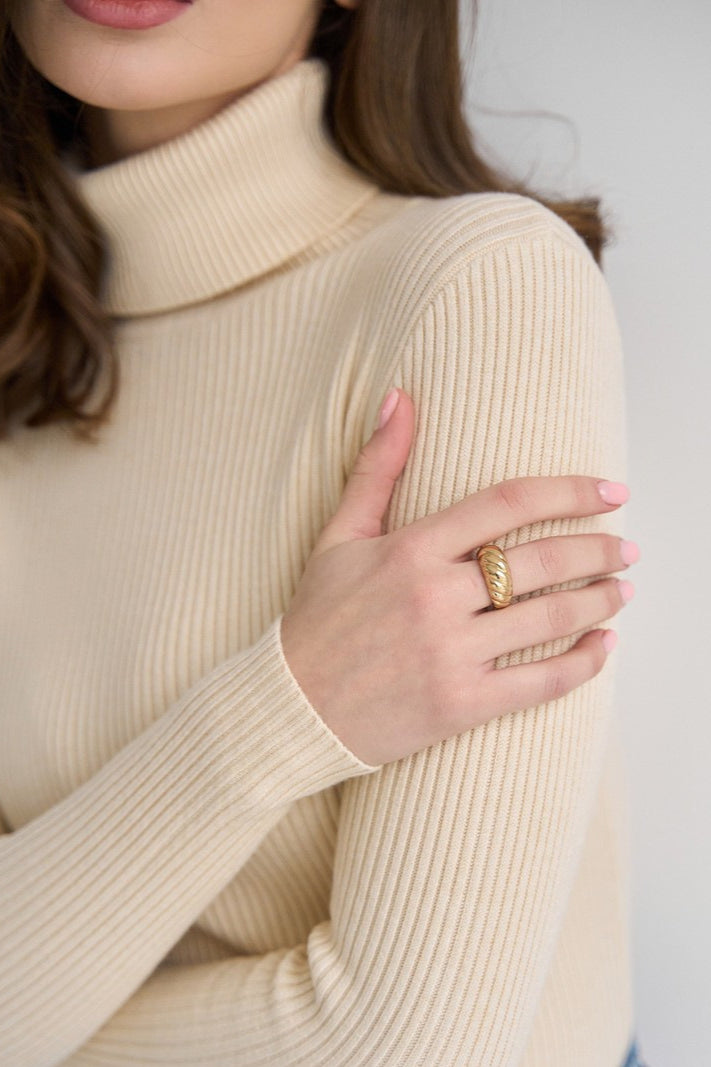 Maglione a collo alto a coste Eterna Contour